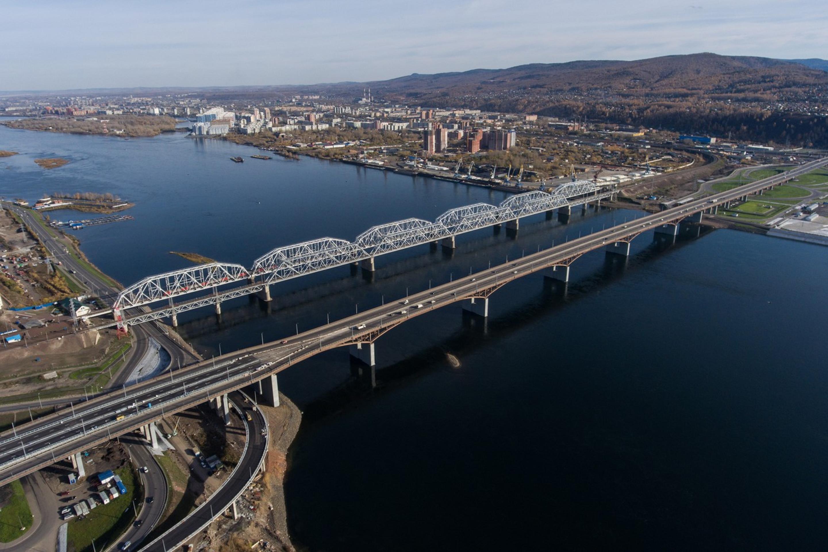 Železničný most a cestný most ponad Jenisej v Krasnojarsku.