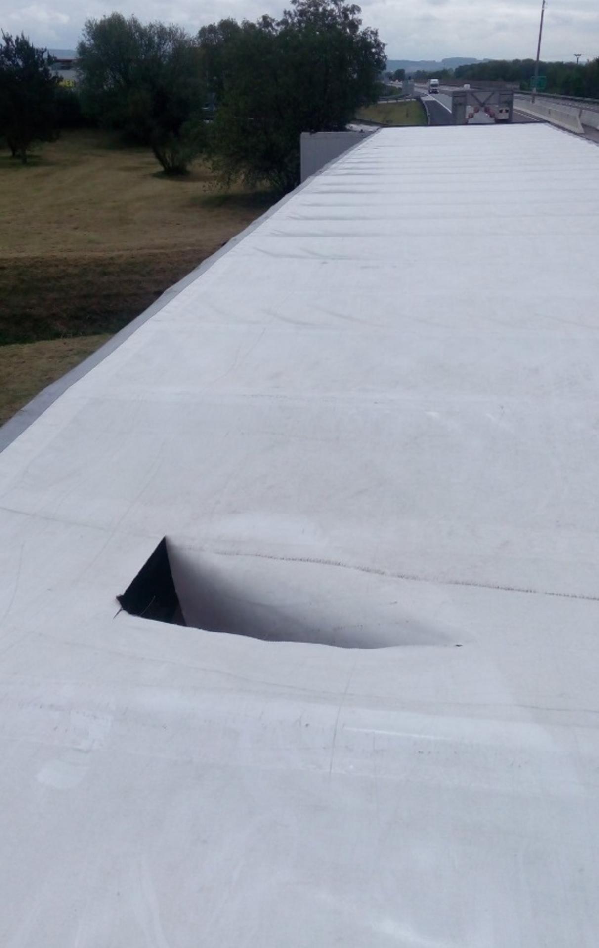 Kamión, ktorému migranti prerezali plachtu.