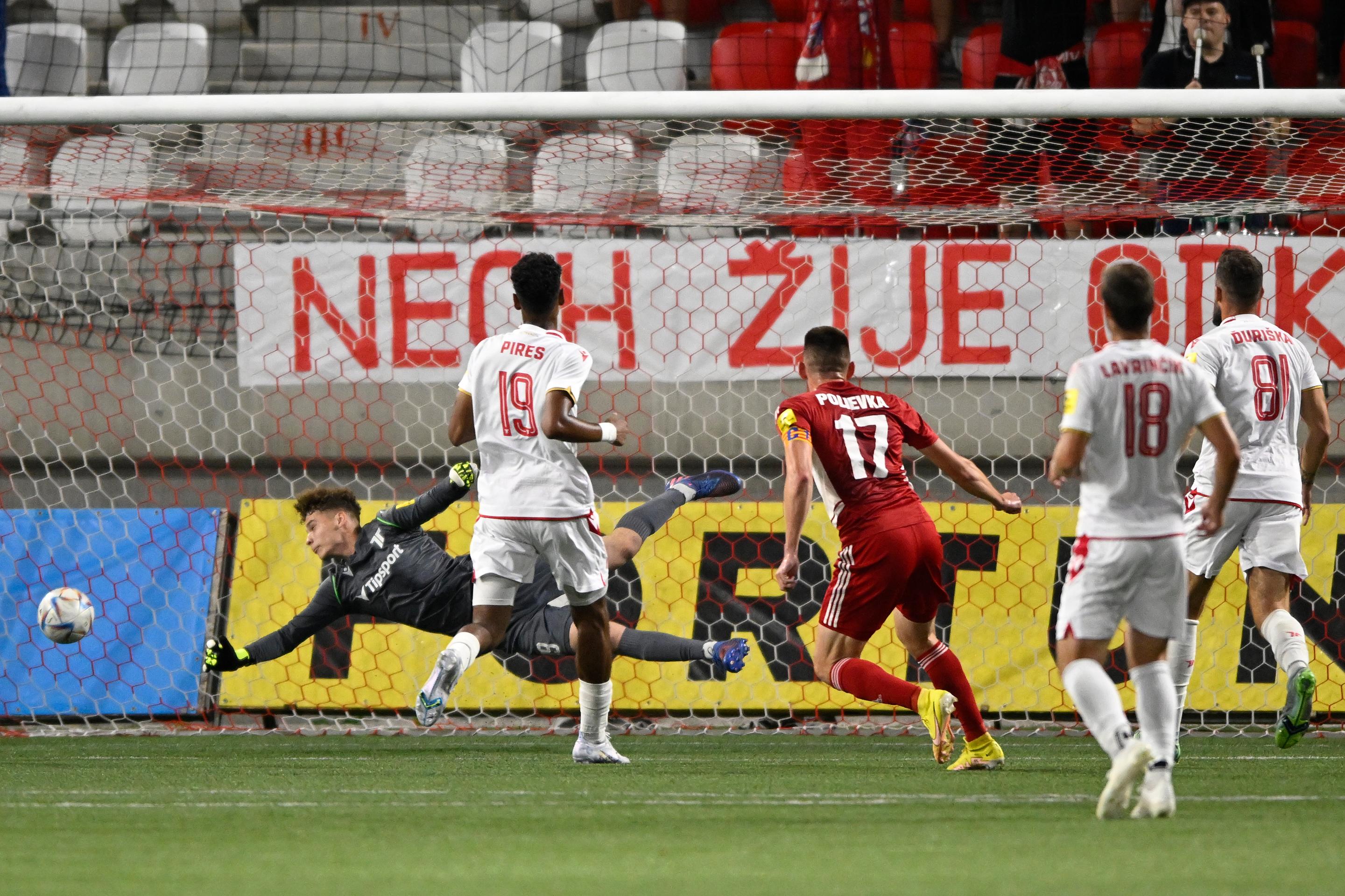 Uprostred Róbert Polievka (Banská Bystrica) prekonáva brankára Michala Kukučku (AS Trenčín) v zápase 8. kola Fortuna ligy.