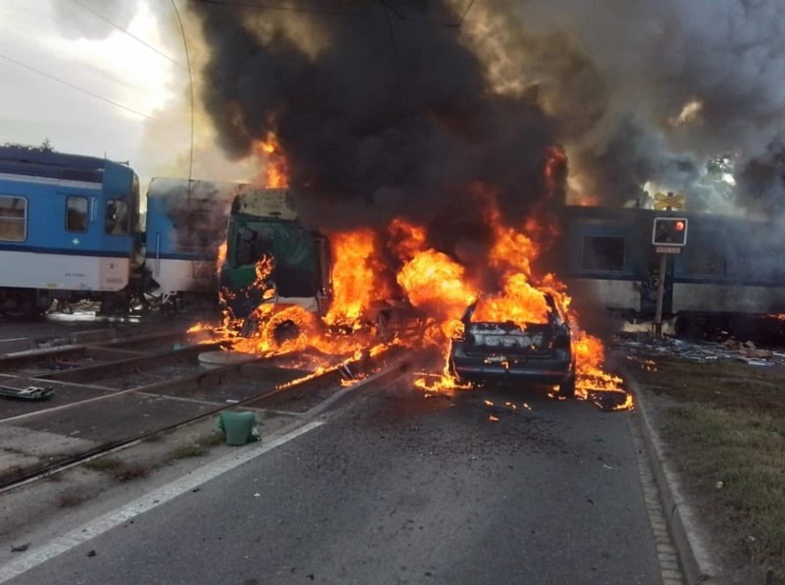 Zrážka vlaku s kamiónom a osobným autom