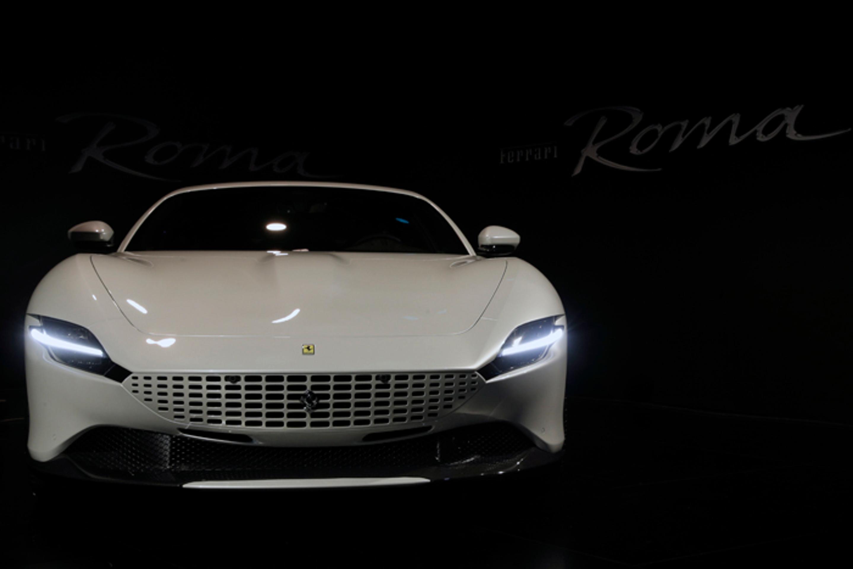 Muž čistí kaviareň po prílivovej povodní v Benátkach.