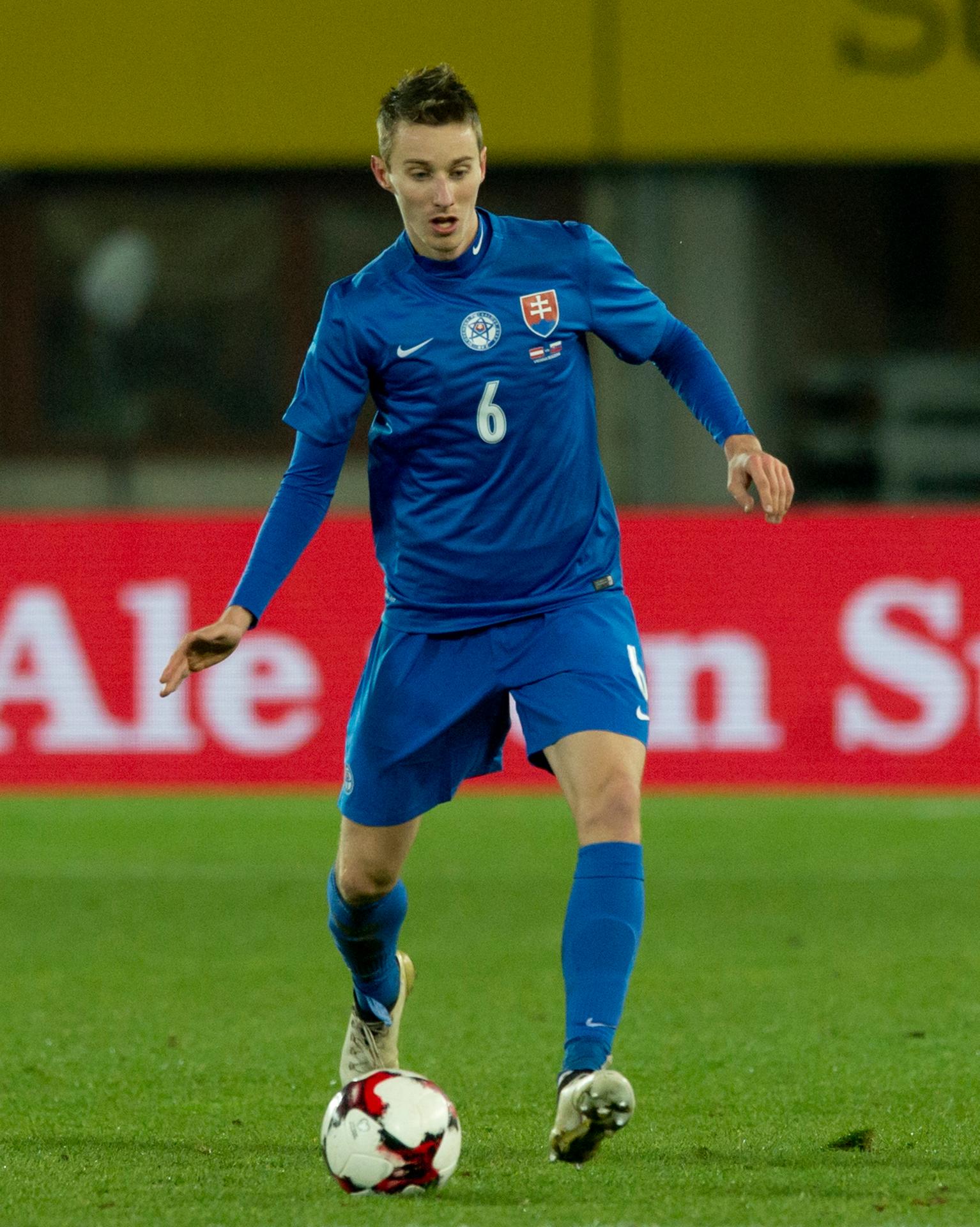 Slovenský reprezentačný stredopoliar Ján Greguš počas prípravného duelu na pôde Rakúska.