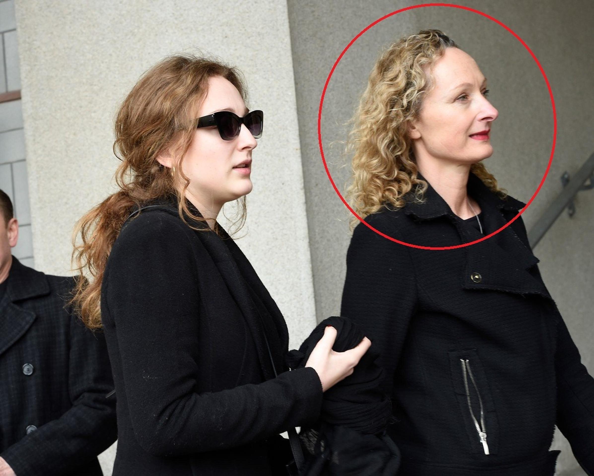 Záchranári odvážaju zranených.