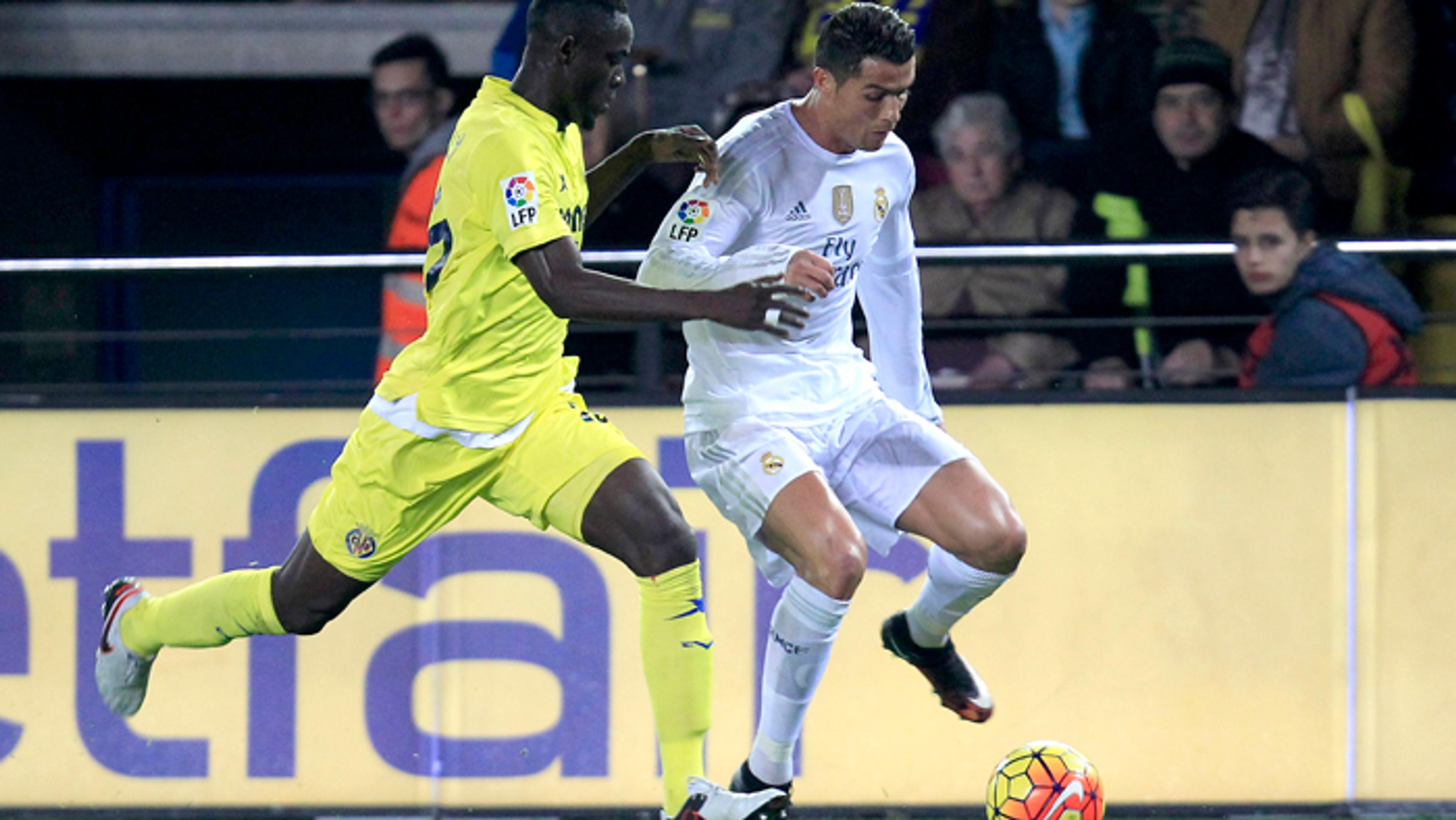 Hráč Realu Madrid Cristiano Ronaldo v súboji o loptu s Ericom  Baillyom (Villarreal).