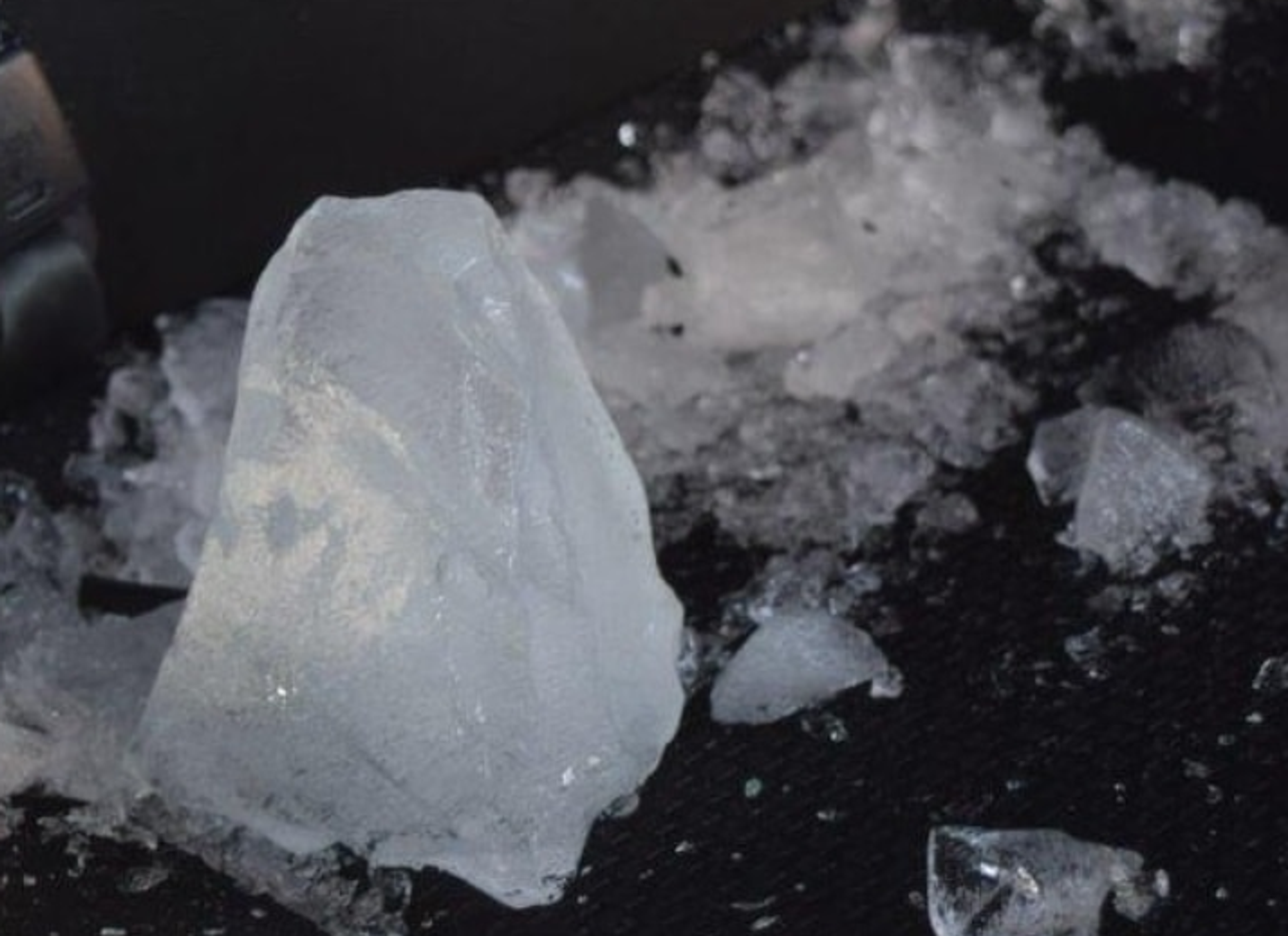 Vodiča počas jazdy zasiahli kusy ľadu.