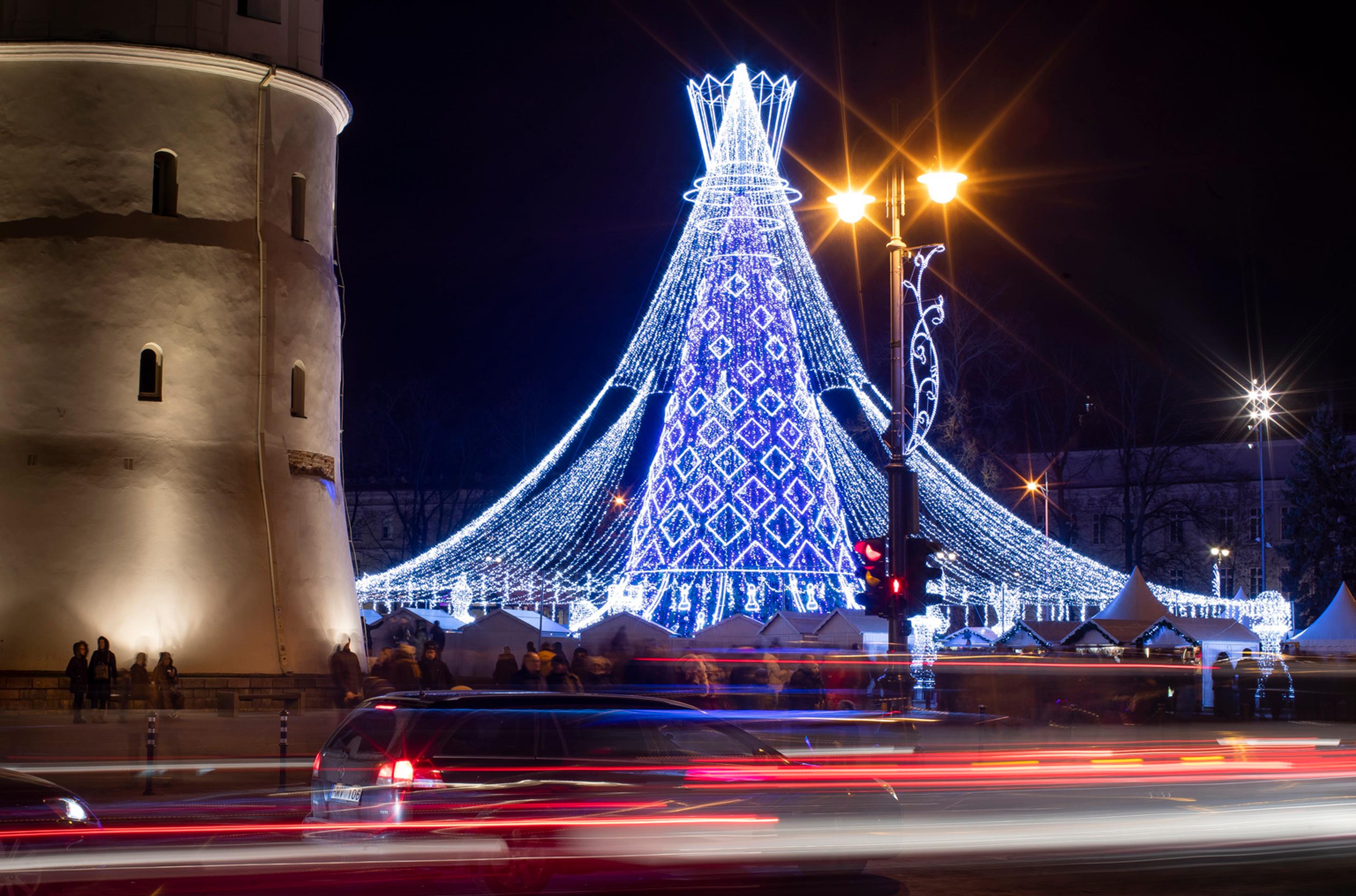 Návštevníci si fotografujú rozsvietený vianočný strom s betlehemom na Námestí sv. Petra vo Vatikáne.