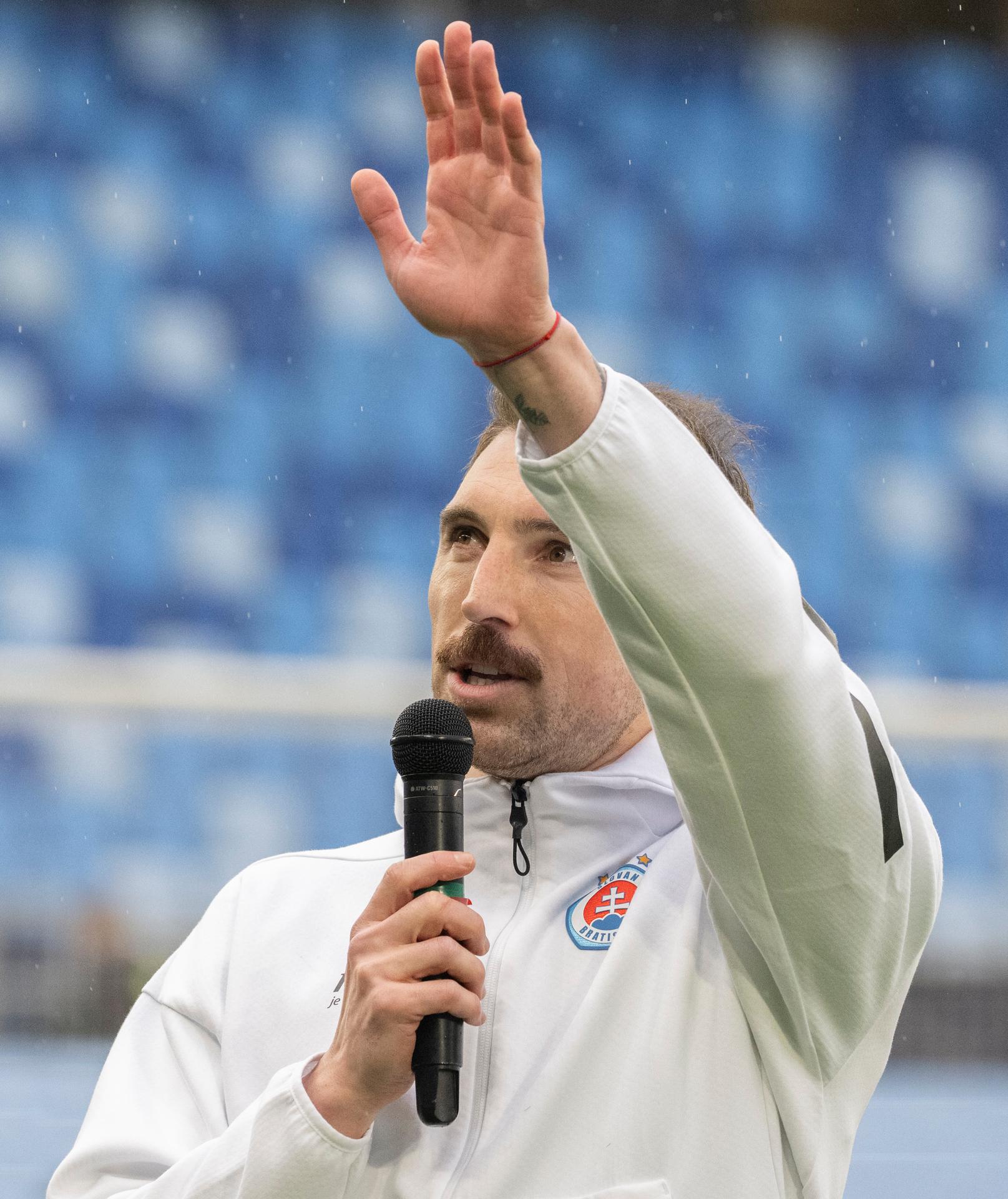 Hráč Slovana Guram Kašia sa prihovára k fanúšikom pred duelom s Michalovcami.