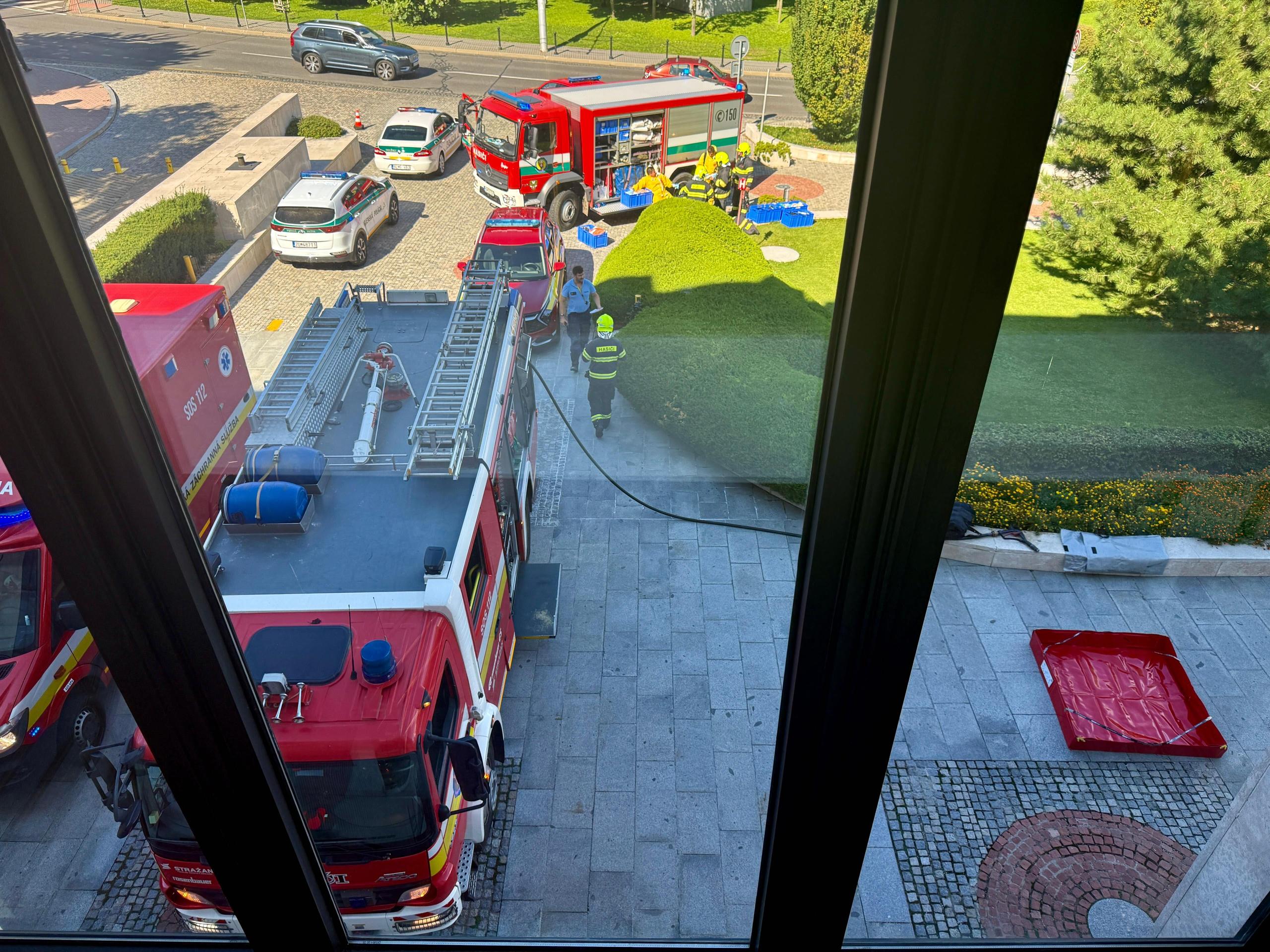 V budove NR SR zasahujú hasiči