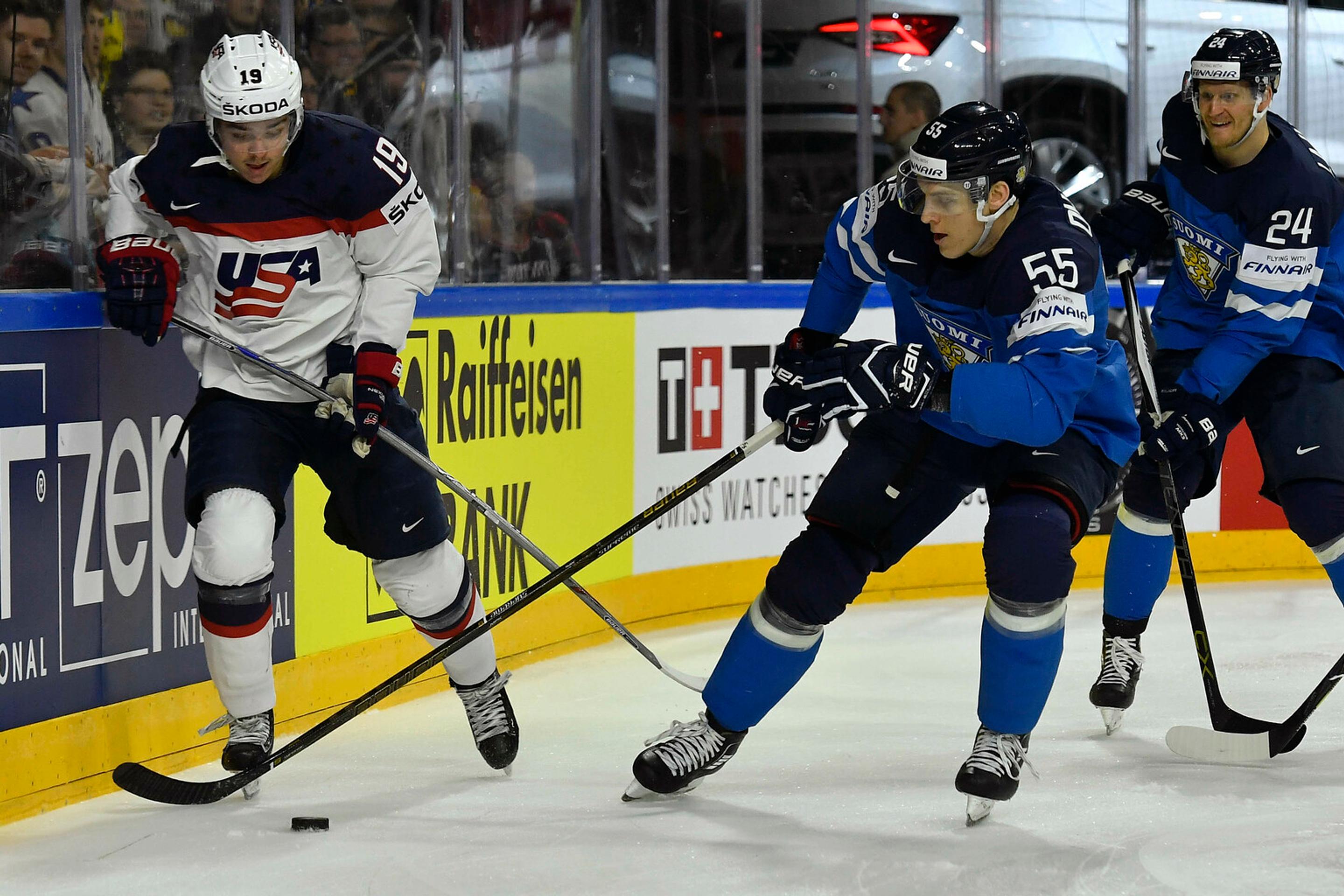 Američan Clayton Keller (vľavo) bojuje o puk s Fínom Atte Ohtamom vo štvrťfinále MS 2017.