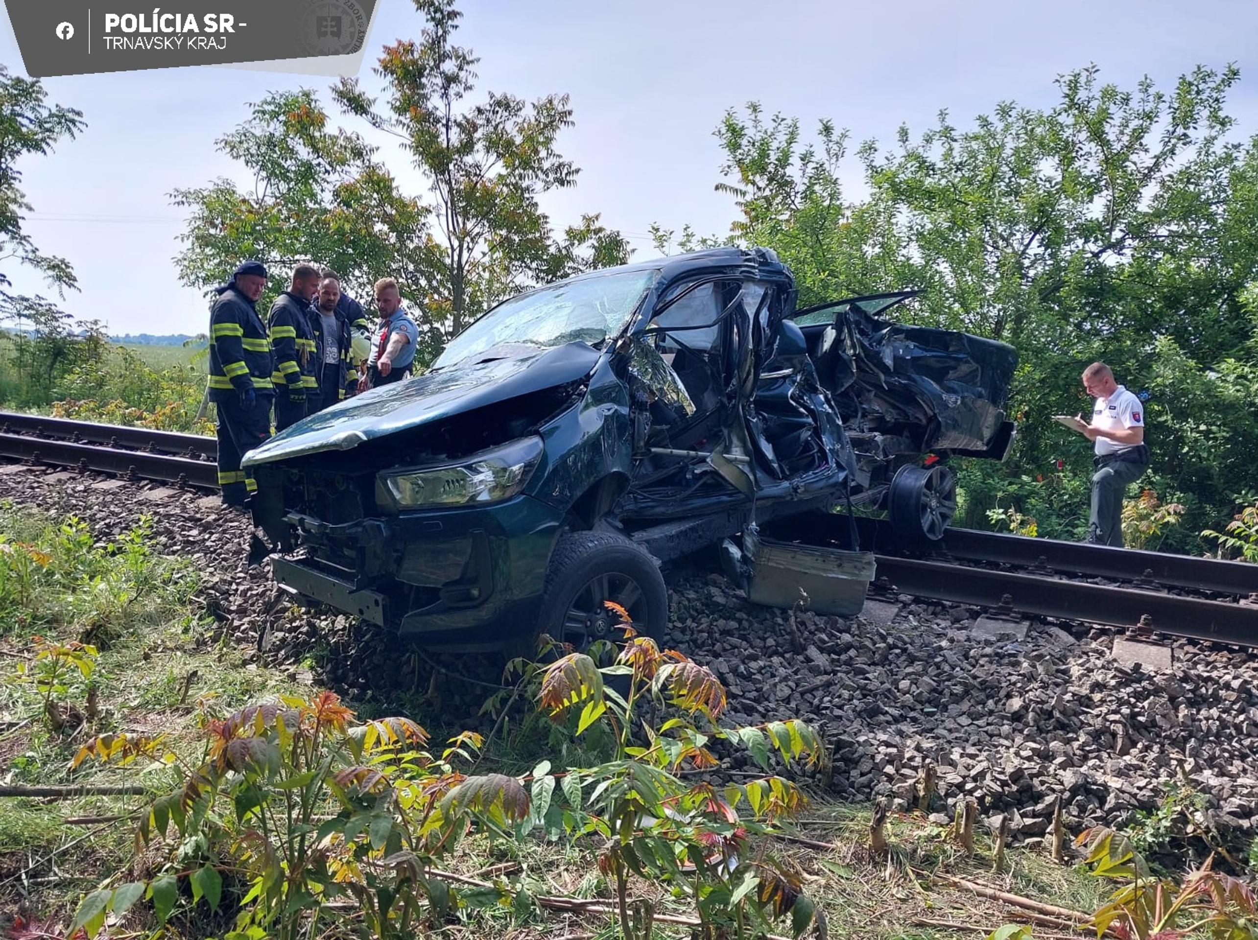 Zrážka auta a vlaku vo Veľkej Pake.
