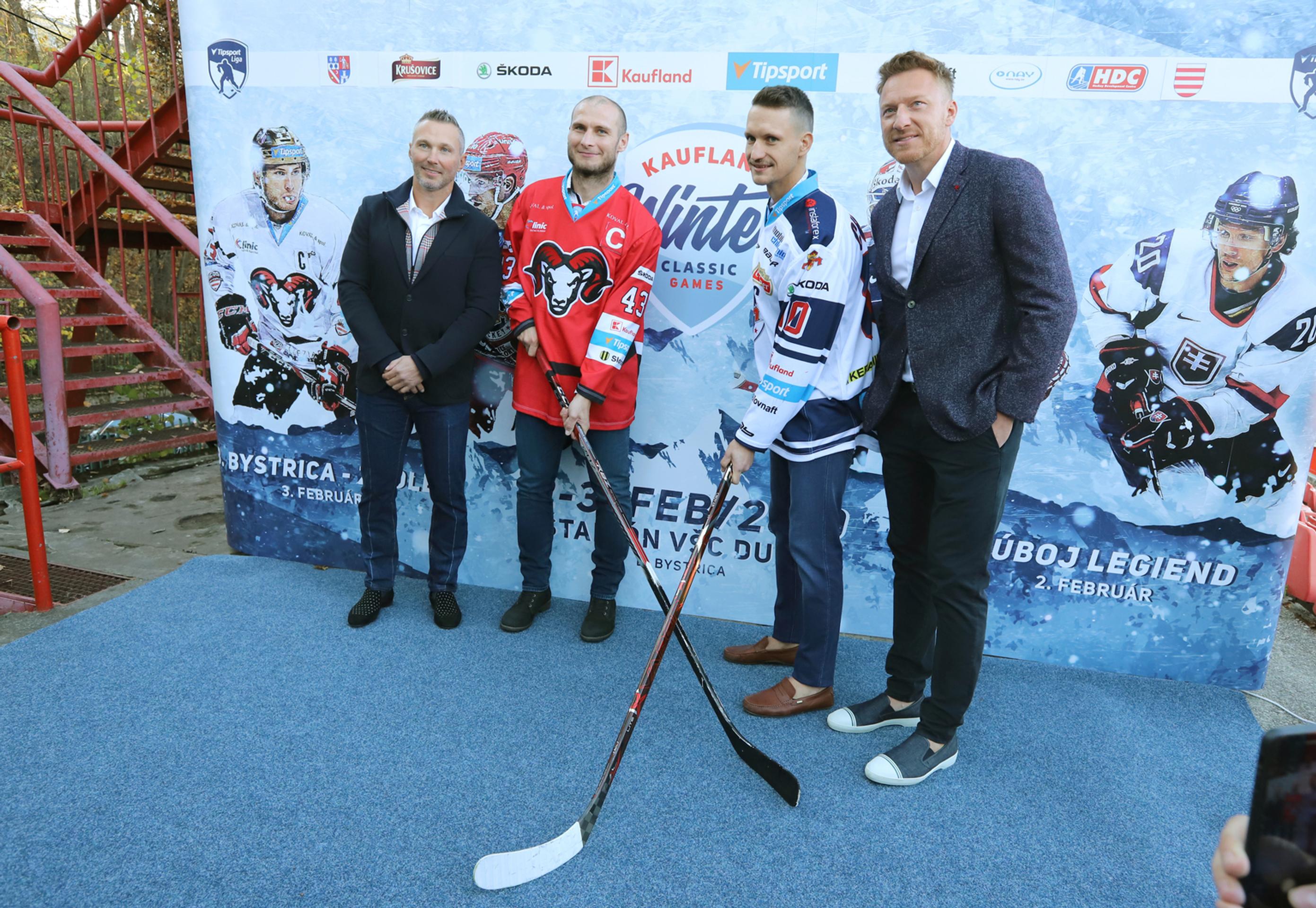Zľava Ľubomír Višňovský, Tomáš Surový, Michal Chovan a Marián Hossa na tlačovej konferencii k Winter Classic.
