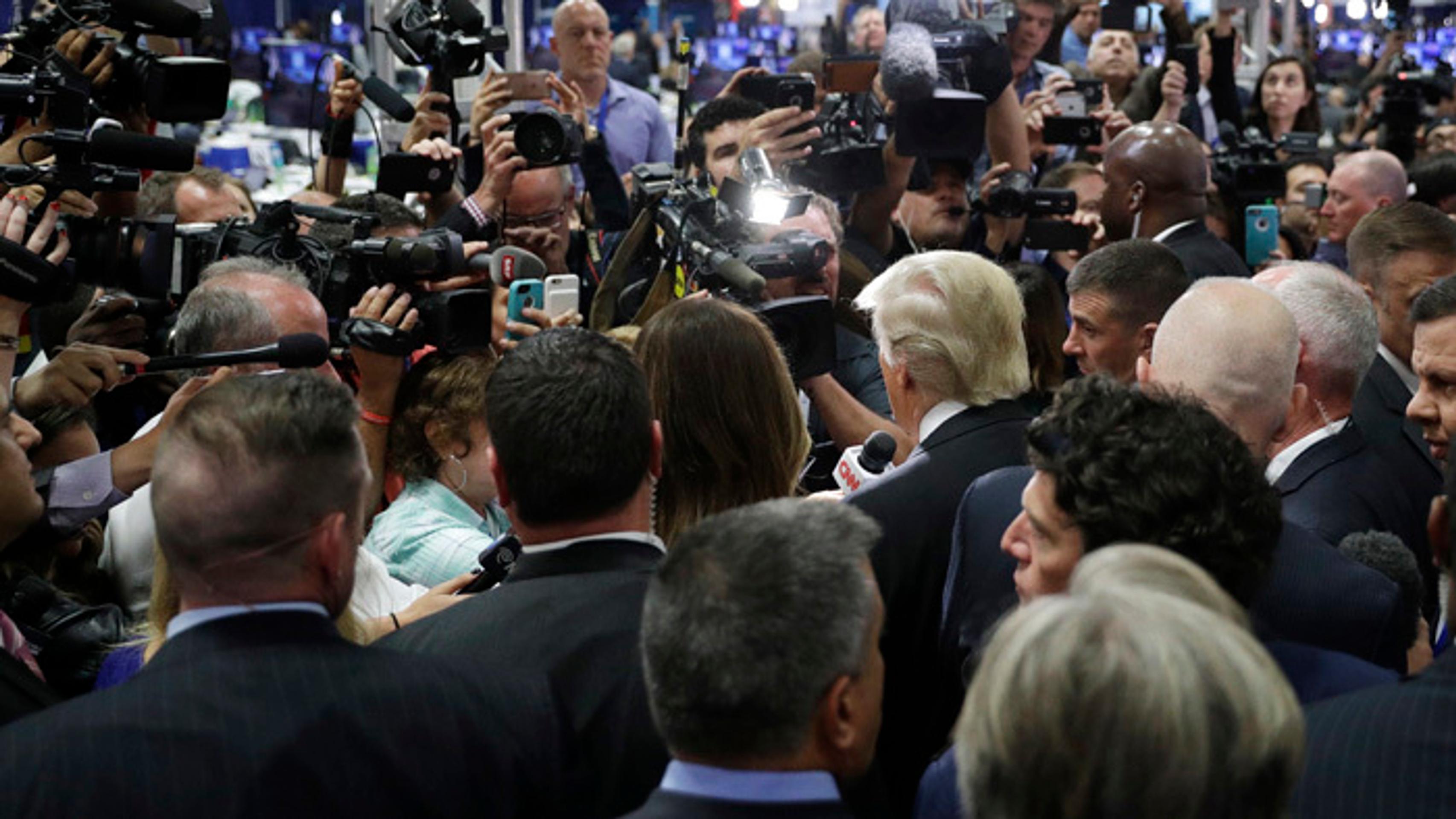 Trumpa spovedajú novinári.