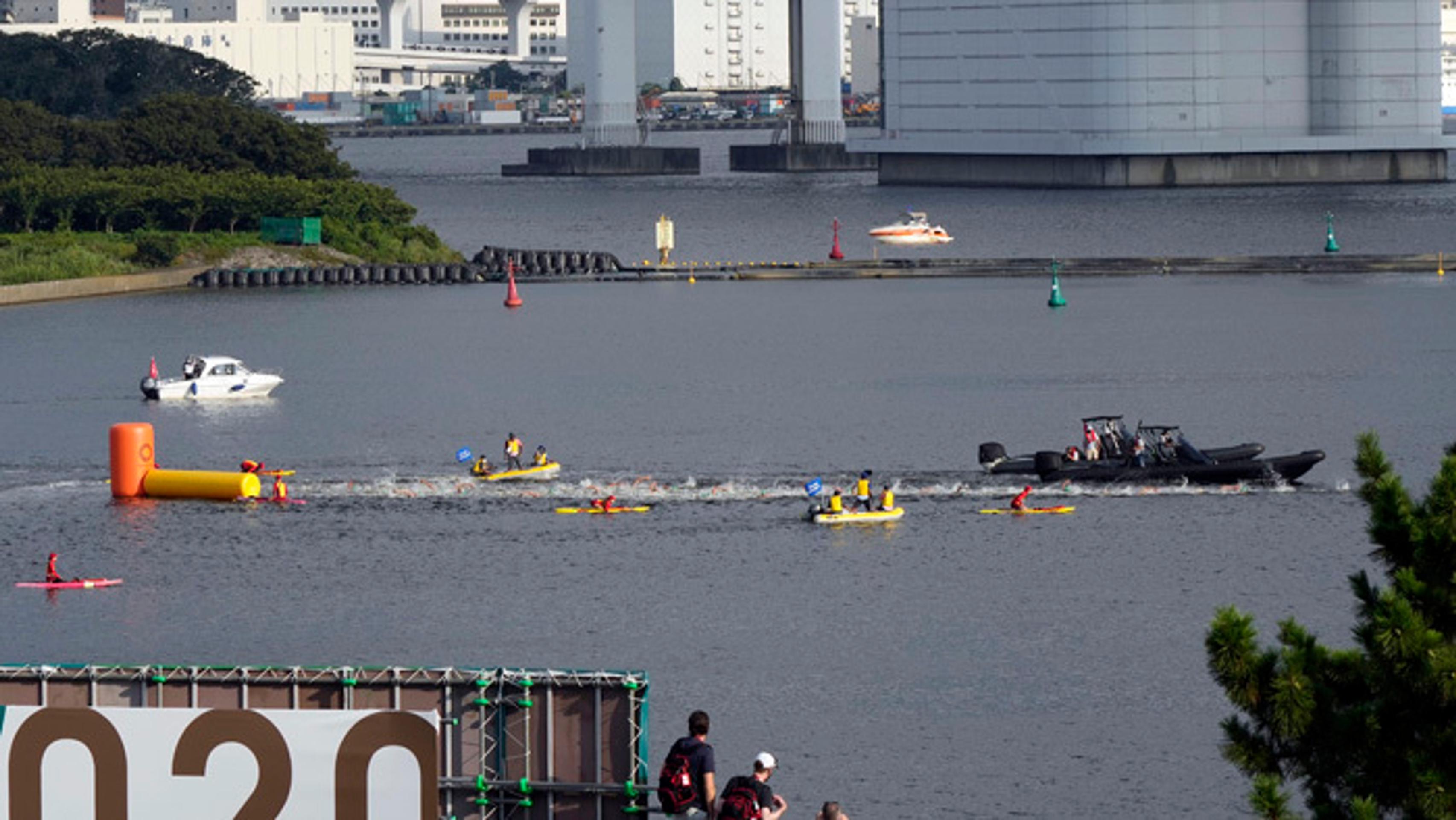 Loď, ktorá prekážala pri štarte v triatlone mužov.