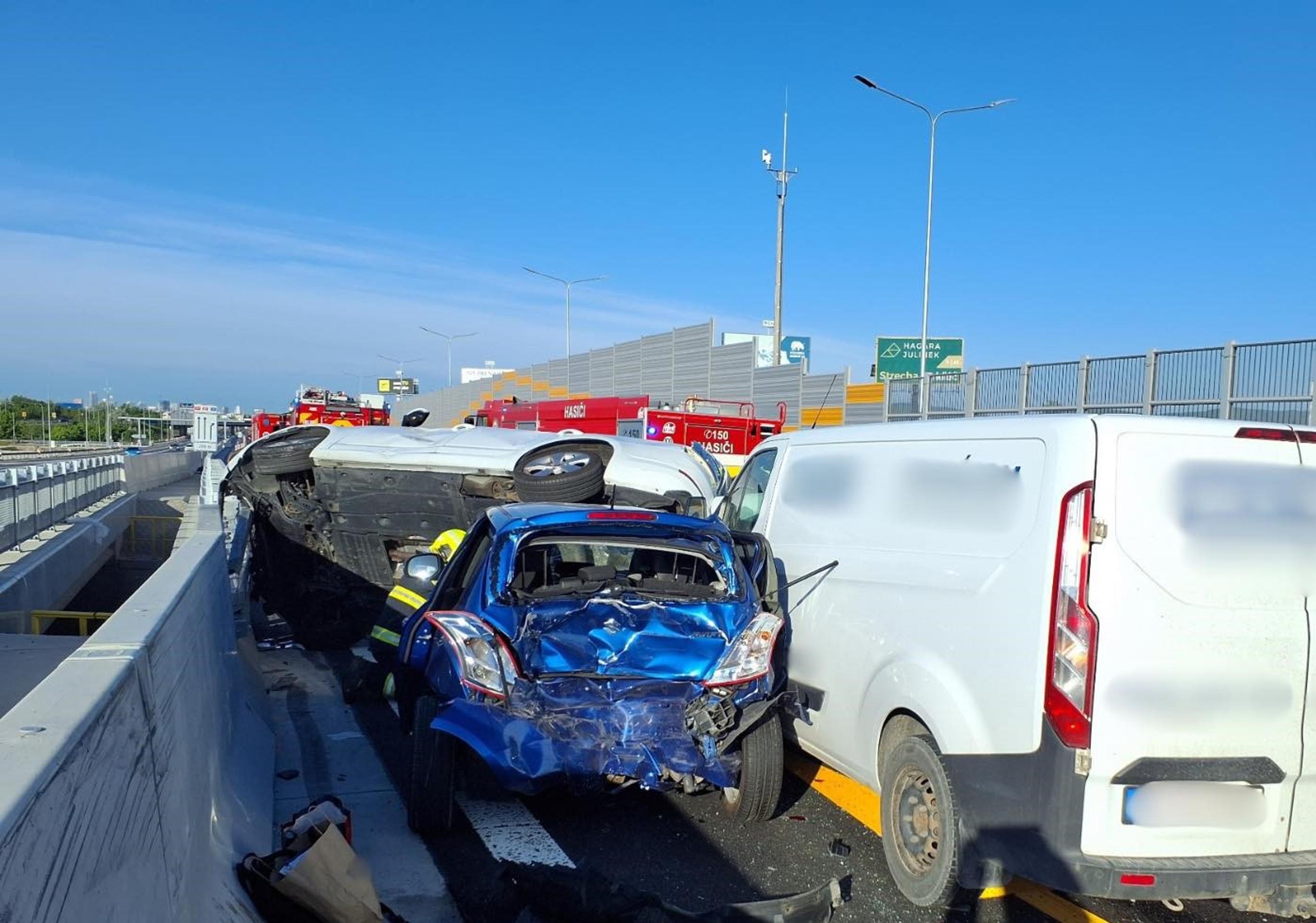 Reťazová nehoda pri Bratislave.