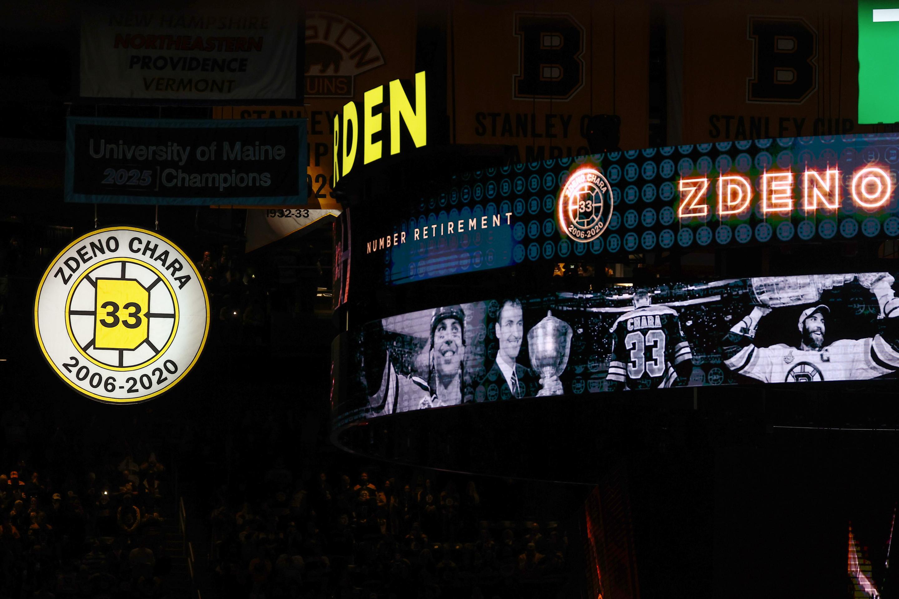 Ceremoniál vyvesenia dresu Zdena Cháru v Bostone.