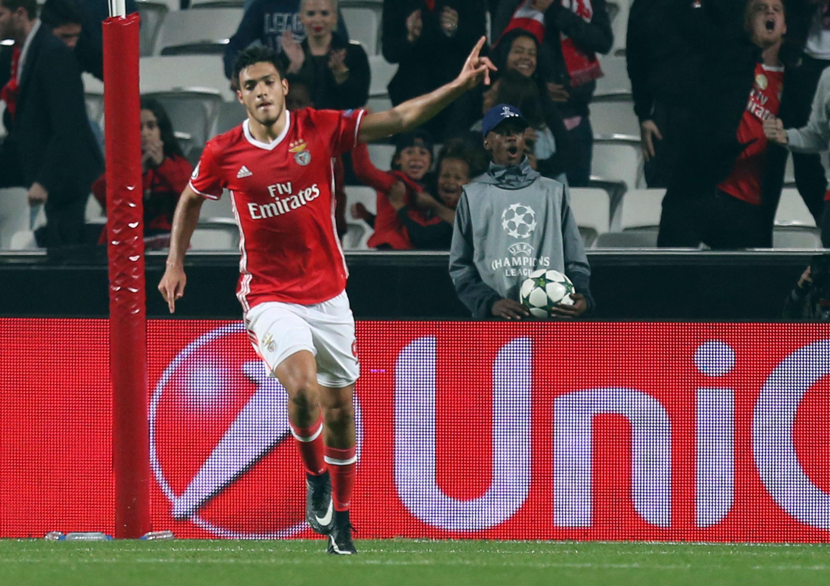 Raúl Jiménez z Benficy sa teší z gólu do siete Neapola v dueli LM.