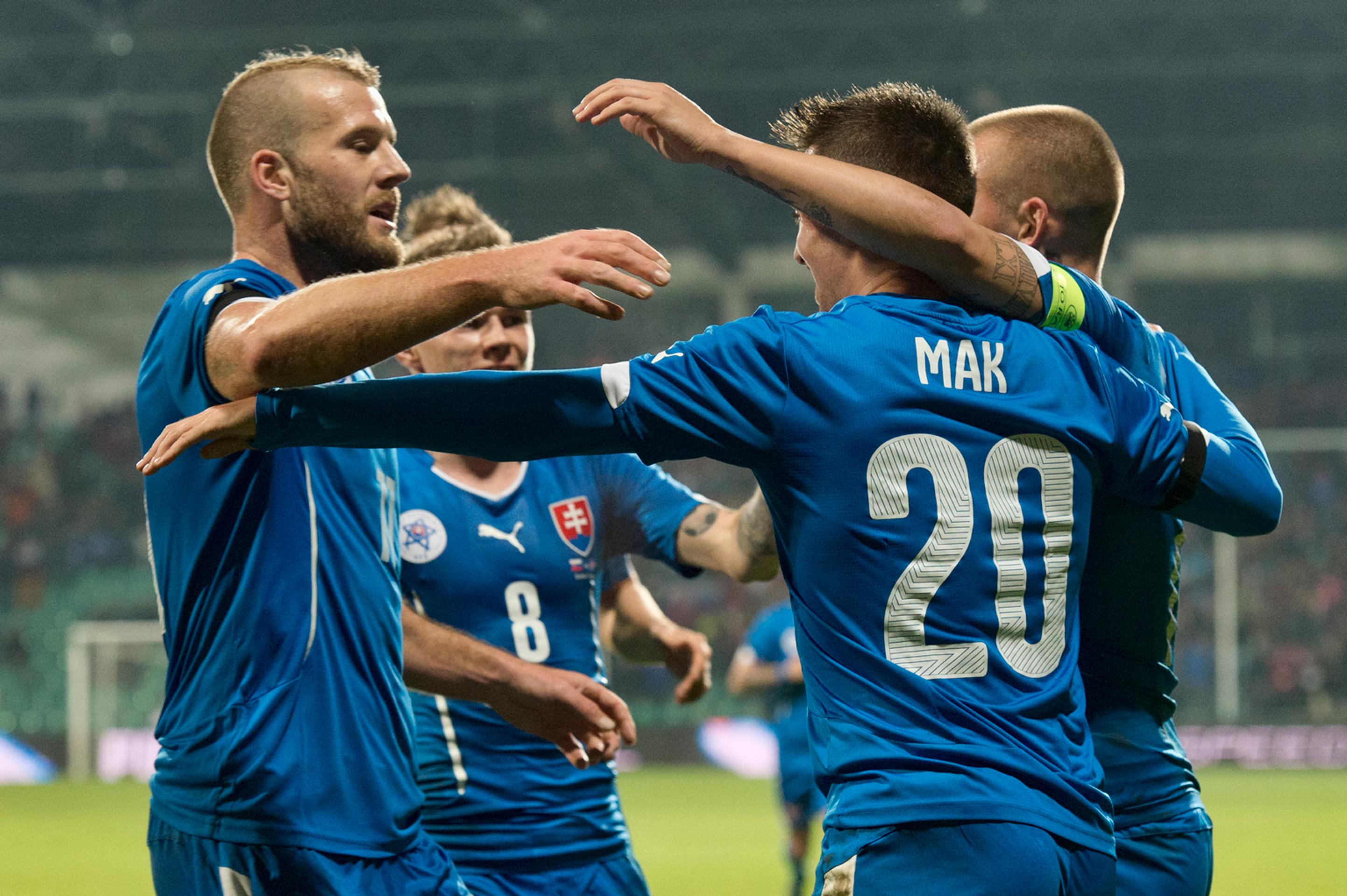 Na snímke radosť hráčov Slovenska po strelení prvého gólu v prípravnom futbalovom zápase Slovensko – Island.