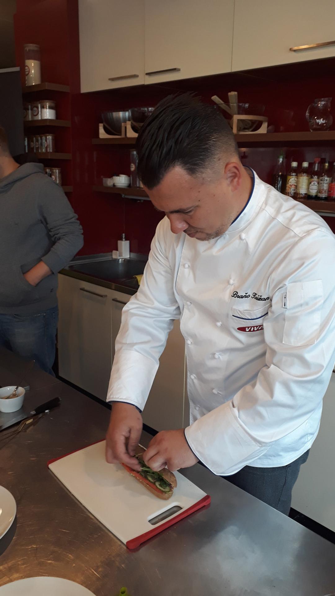 Fínski fanúšikovia oslavujú zisk majstrovského titulu v hokeji 26. mája 2019 v Helsinkách.