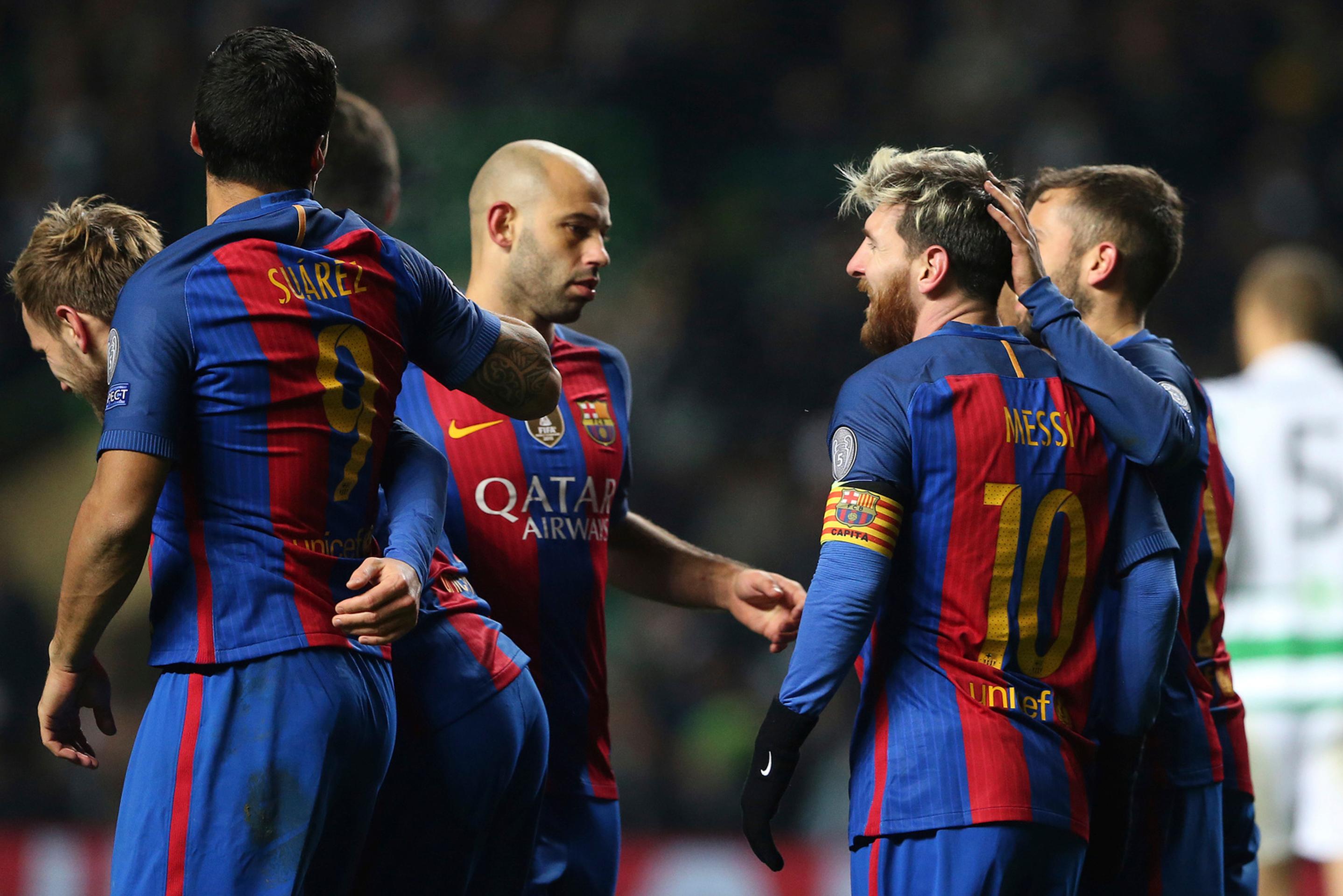 Radosť hráčov FC Barcelona po góle Lionela Messiho (druhý sprava) v dueli LM na pôde Celticu Glasgow.