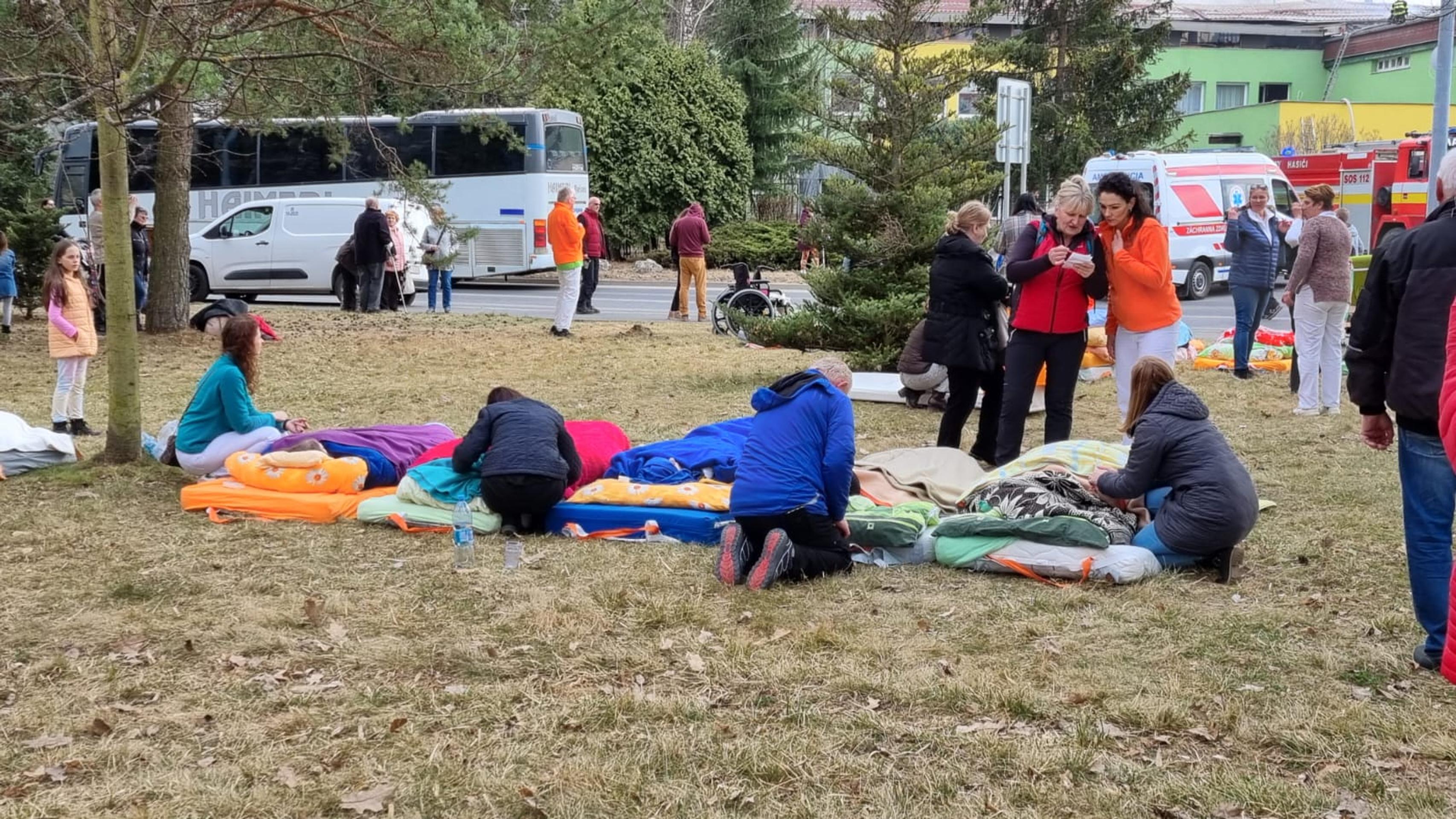 Seniori z domova dôchodcov.