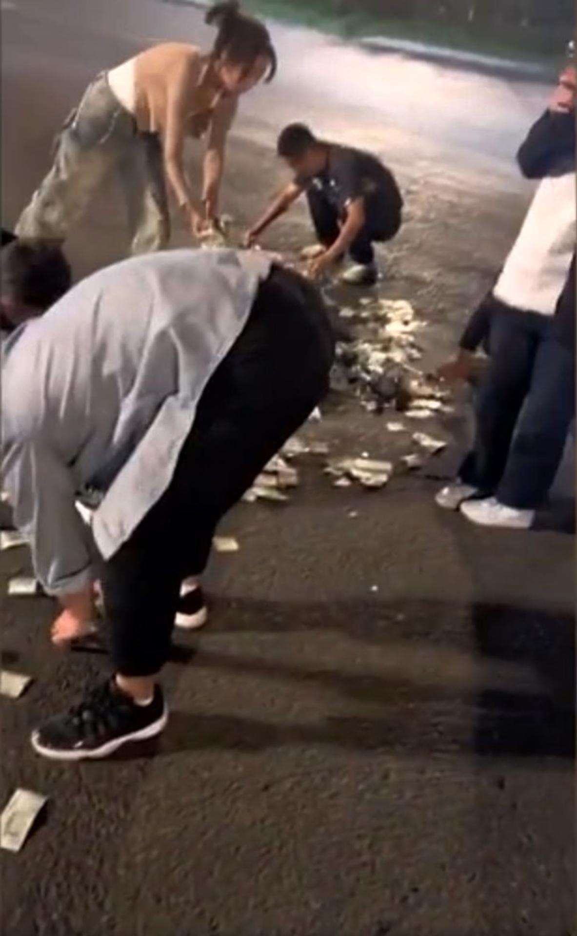 Všetky peniaze po ceste zozbierali.