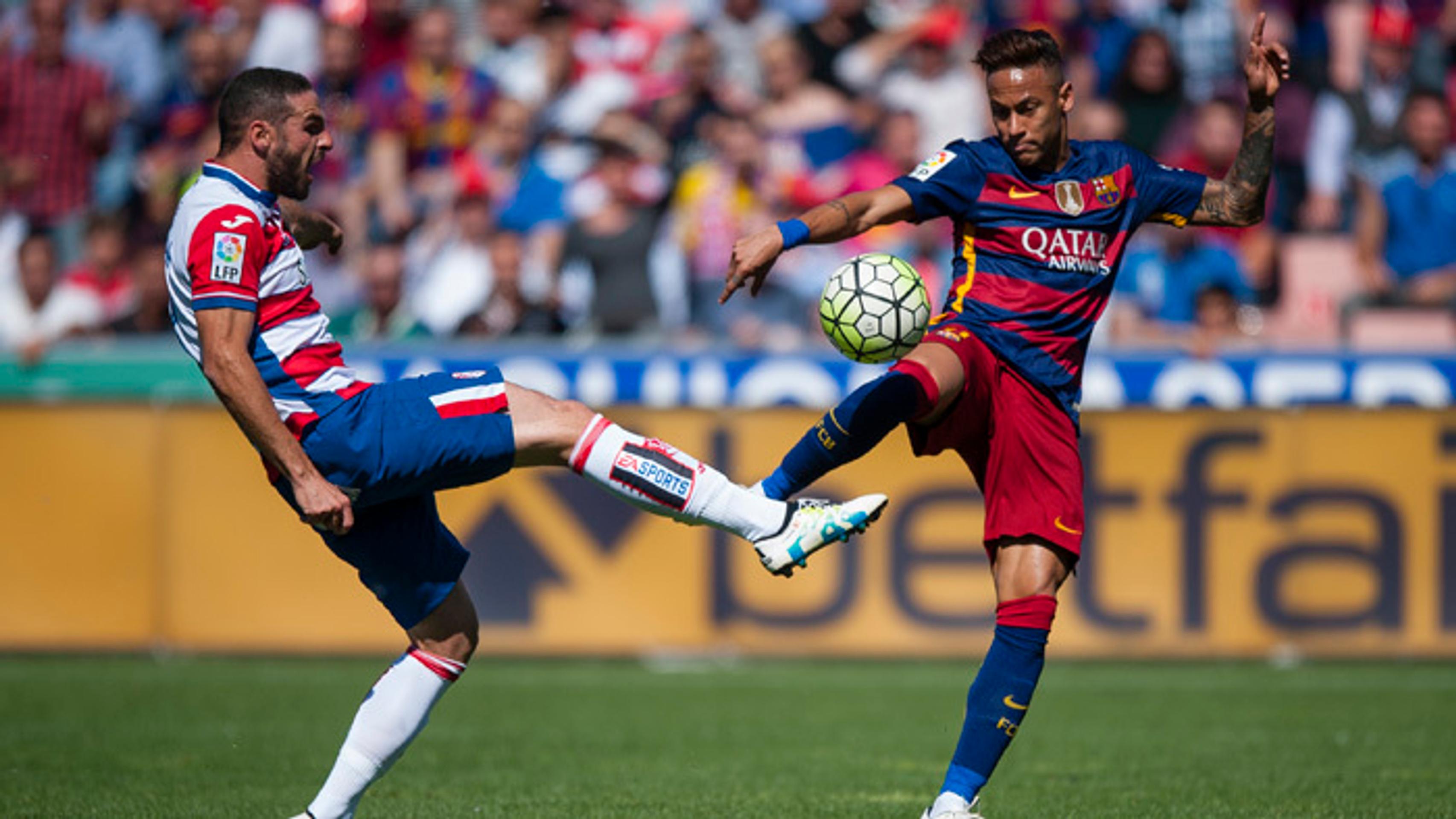 Súboj o loptu hráča FC Barcelona Neymara da Silvu (vľavo) a Davida Lombama (Granada).