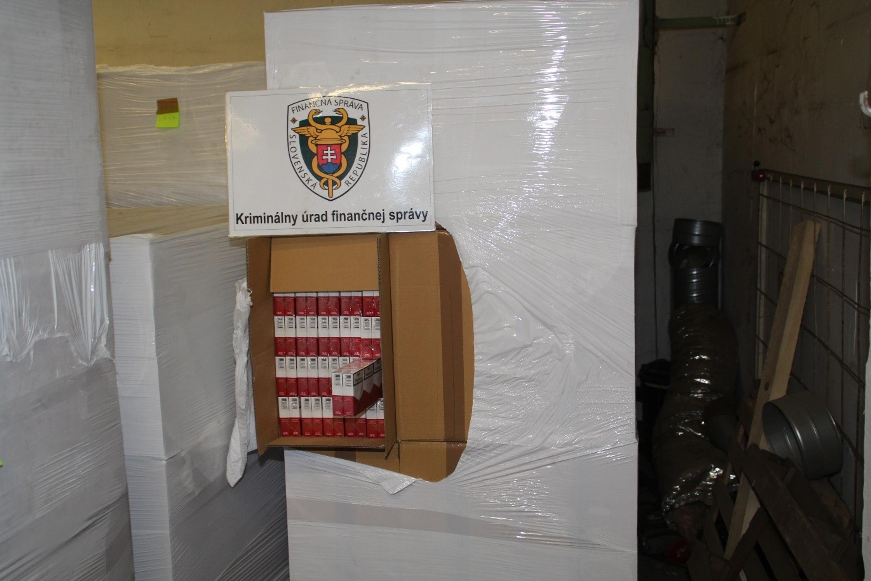 Pri Nitre odhalili výrobňu cigariet, ktorá sa tvárila ako stolárska dielňa.