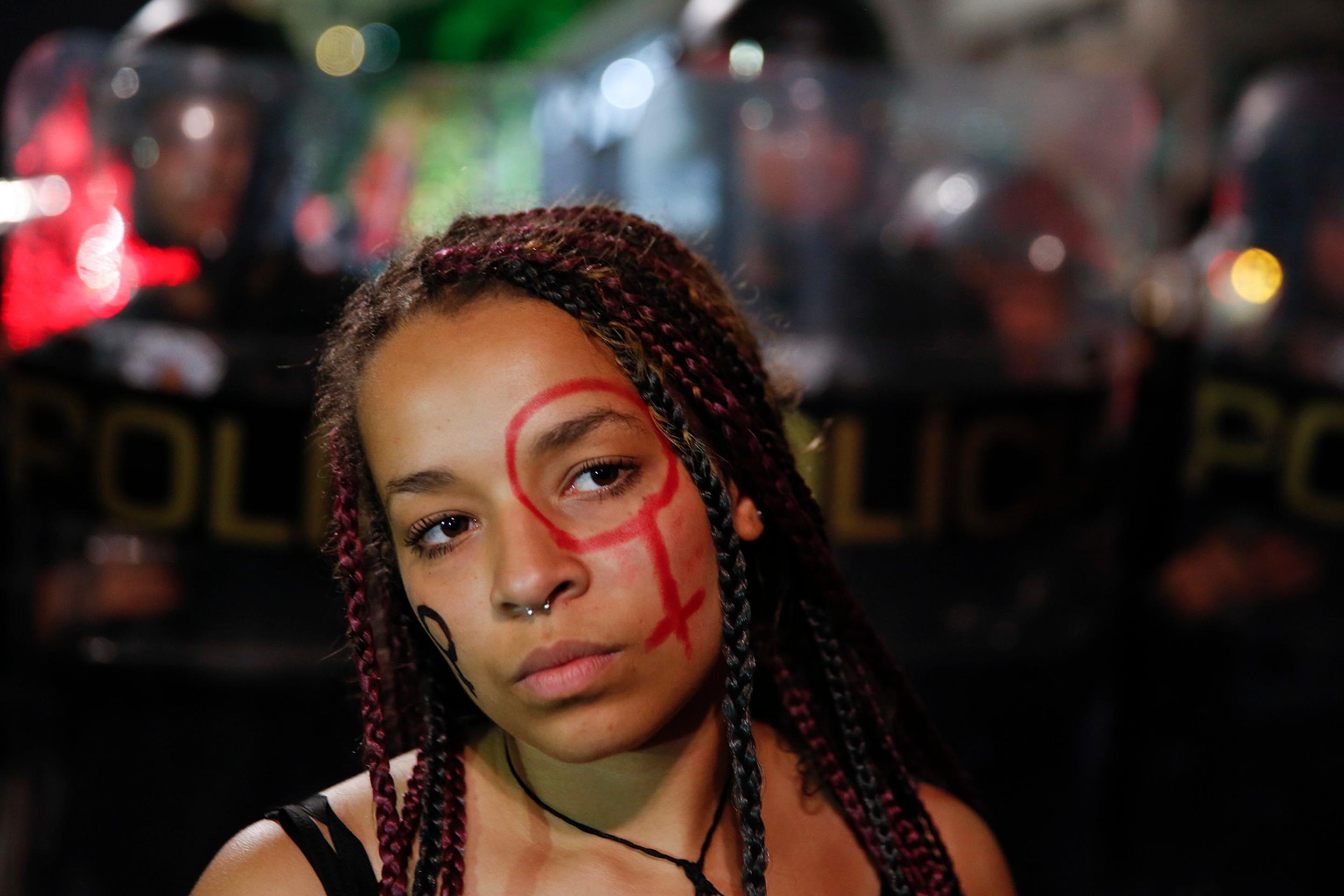 Tínedžerku znásilnilo viac ako 30 mužov. Tisícky žien preto vyšli do ulíc