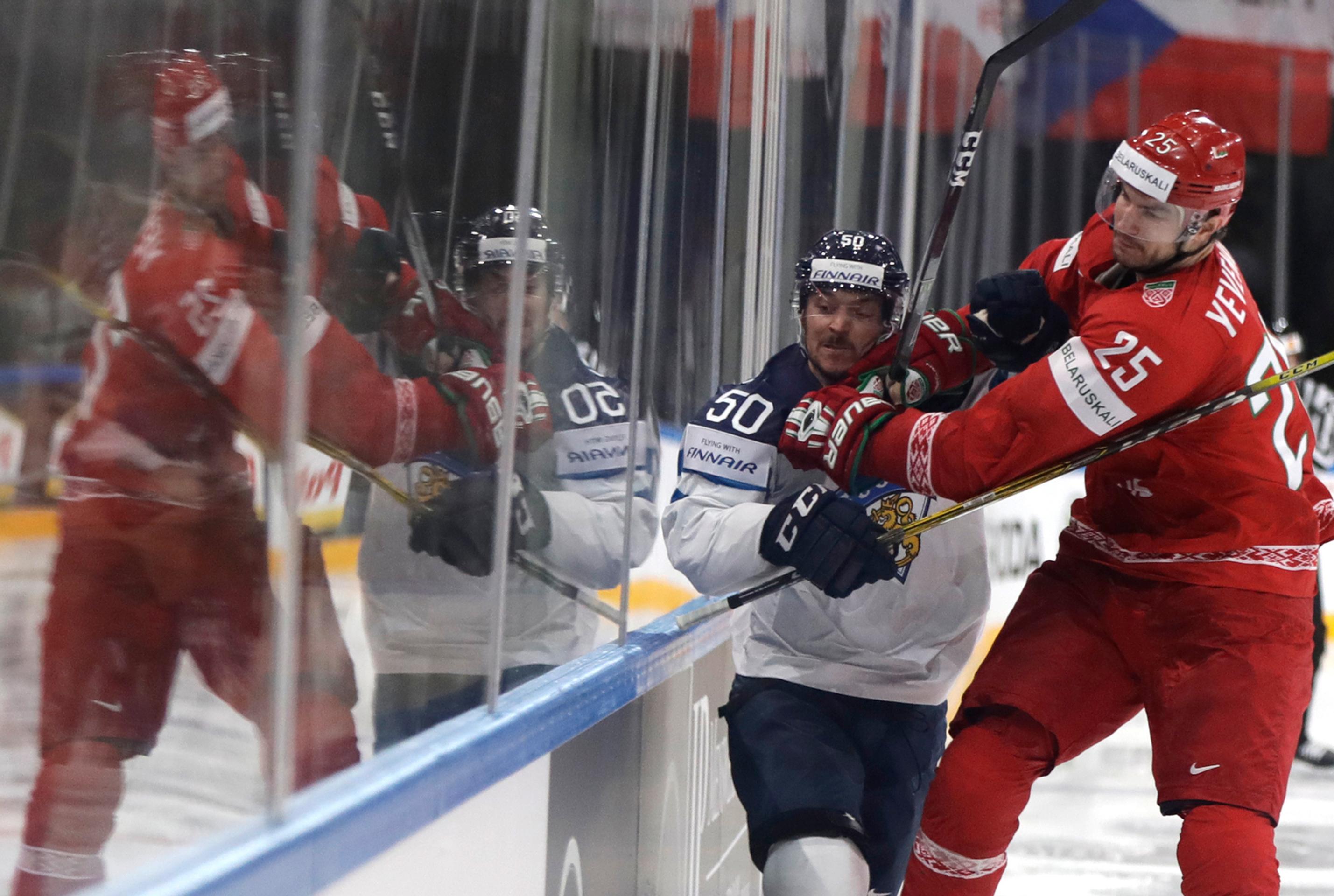 Oleg Jevenko (napravo) z Bieloruska v drsnom súboji s Fínom Juhamattim Aaltonenom na MS 2017.