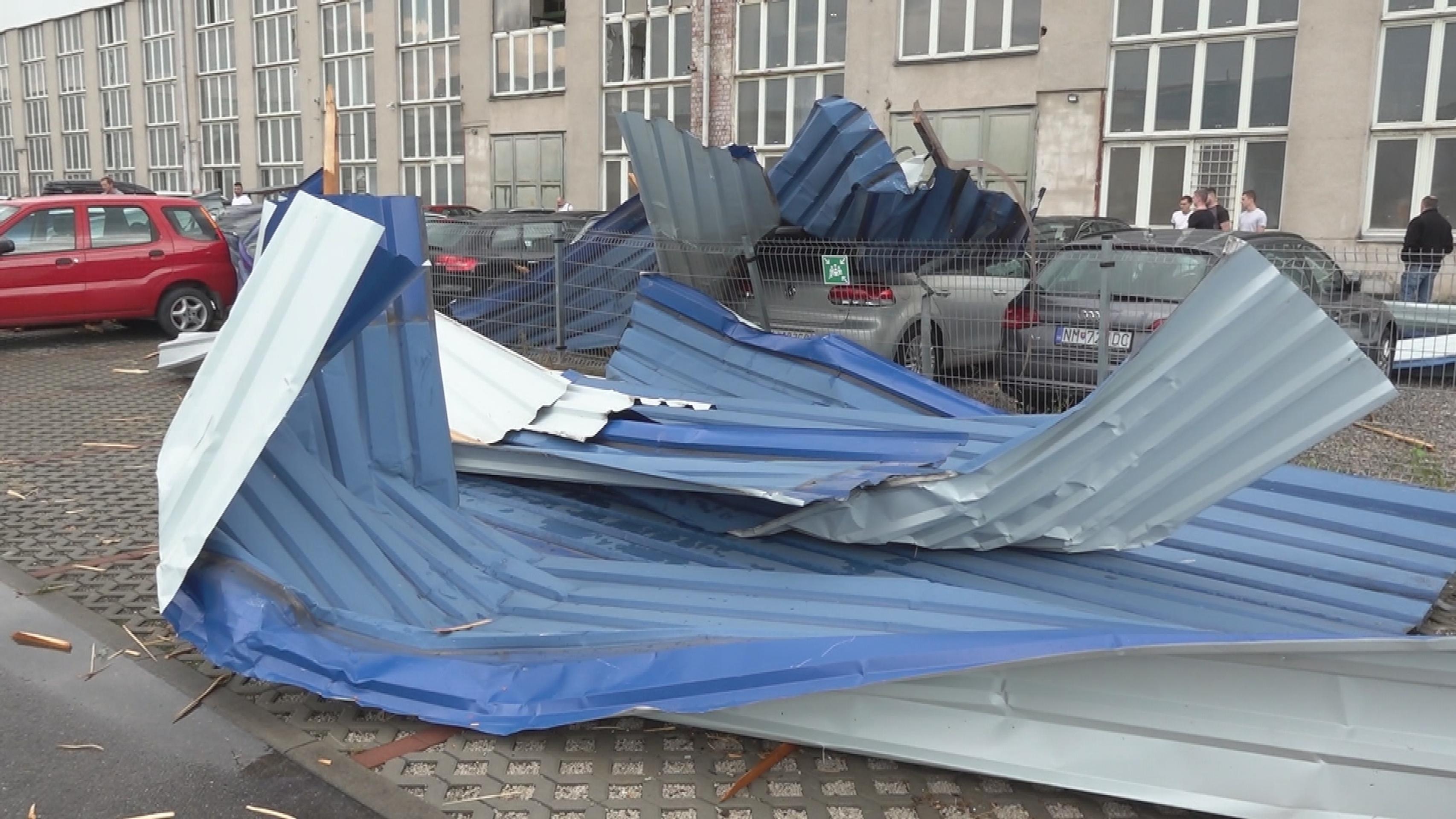 Spadnutá strecha v Dubnici nad Váhom.