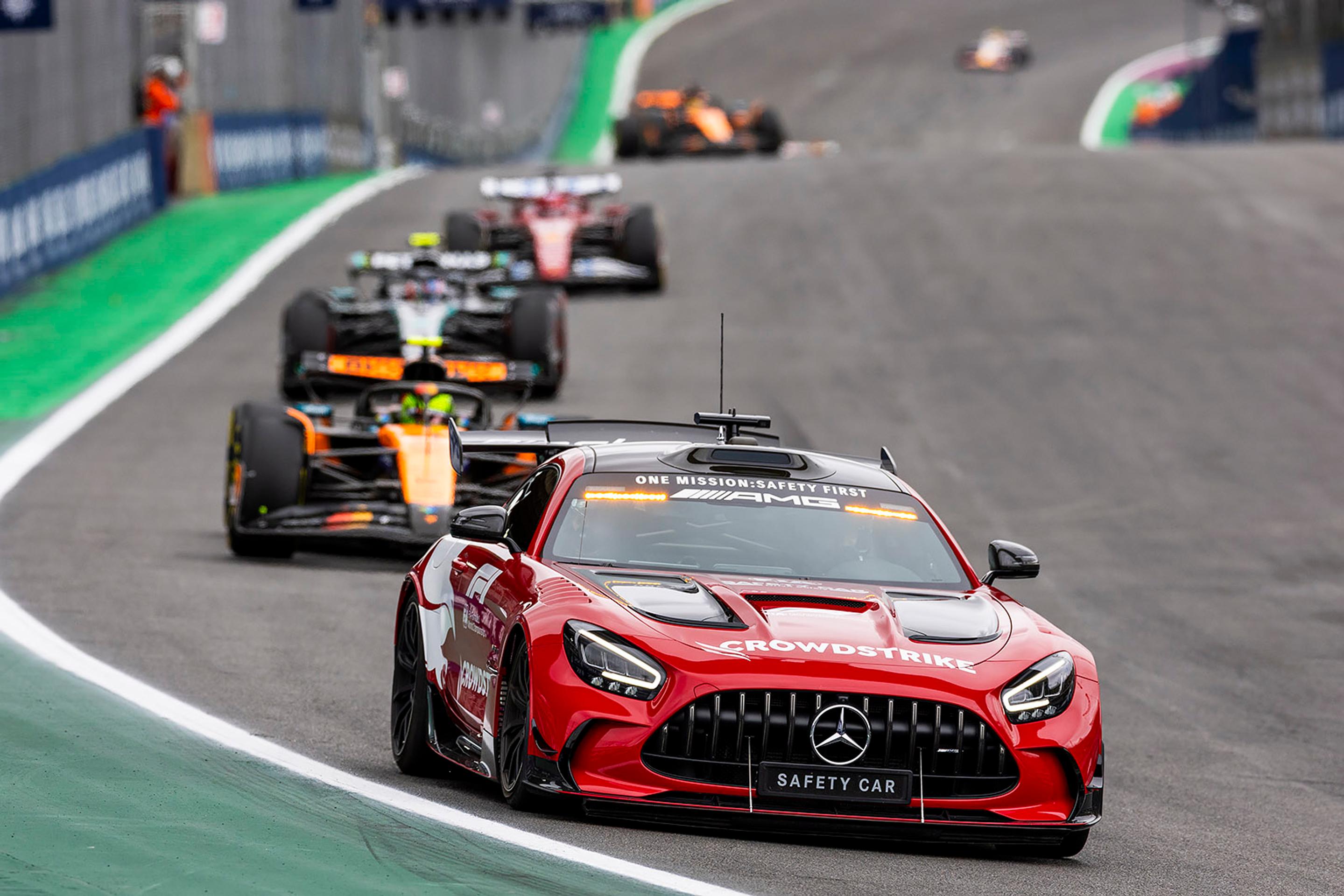 Na trati sa objavilo aj safety car.