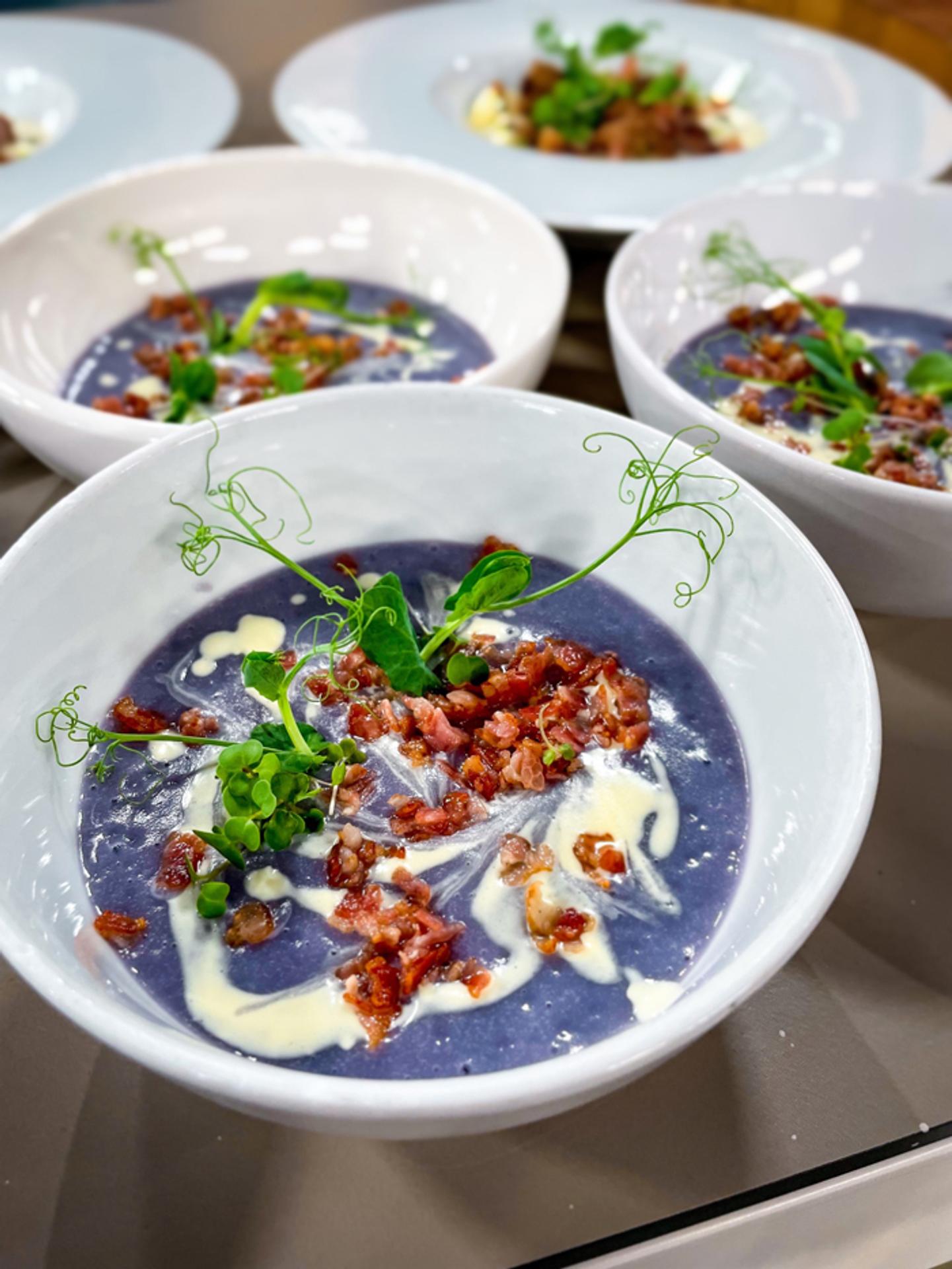 Jedlo z fialových zemiakov.