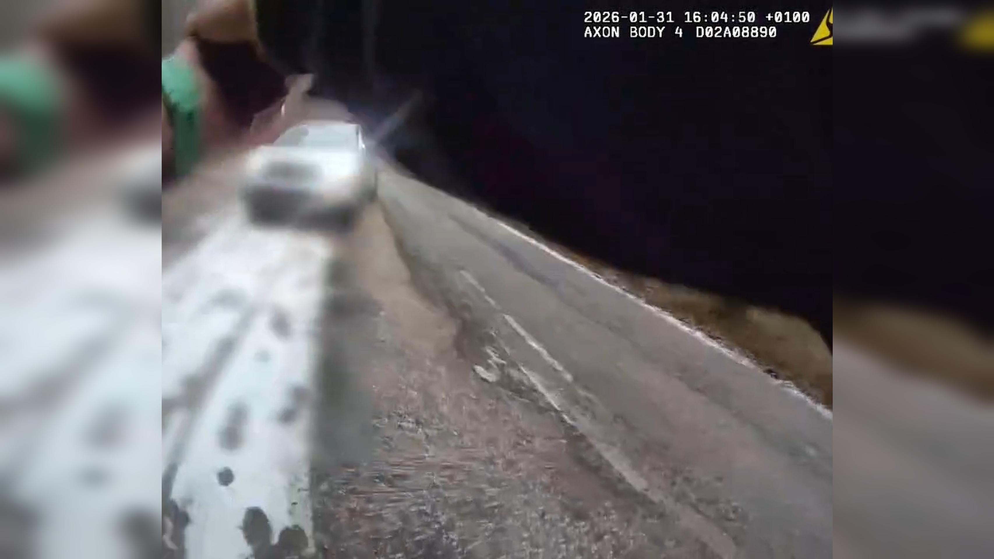 Auto doslova prefrčalo okolo policajta.