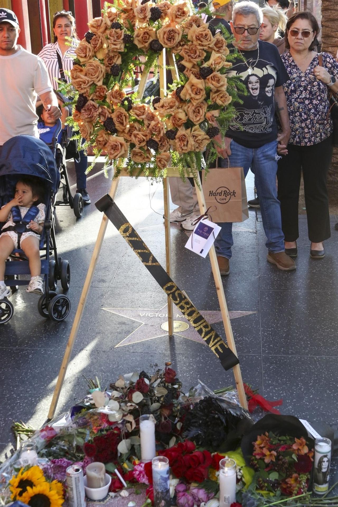 Smútočný veniec nad Ozzyho hviezdou na chodníku slávy v LA