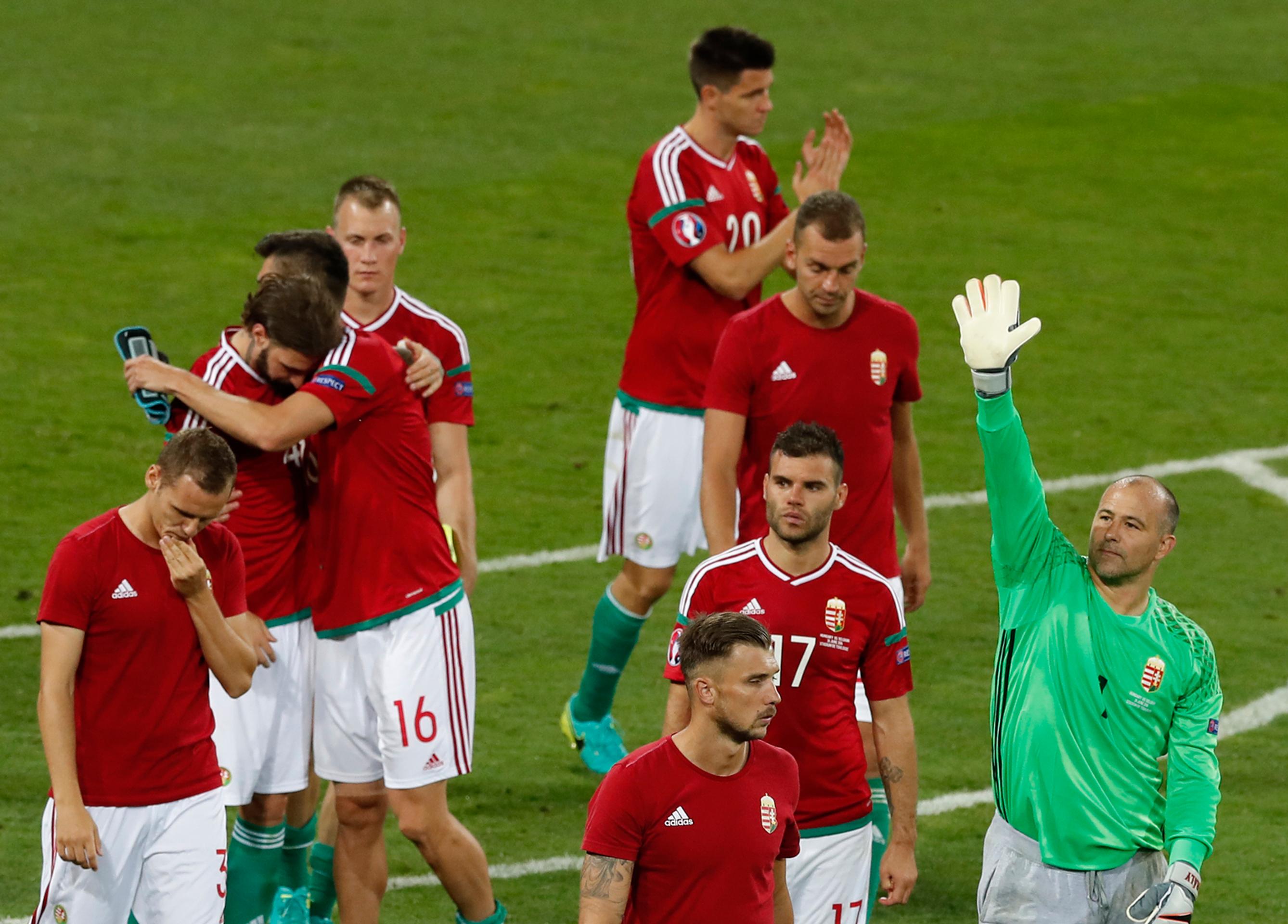 Maďarskí hráči ďakujú divákom po osemifinálovej prehre na ME s Belgickom (0:3).
