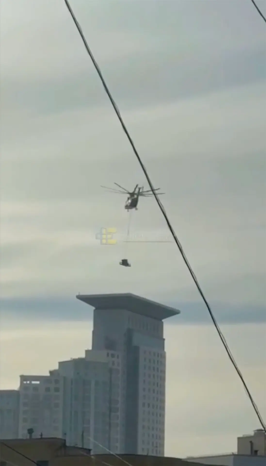 Protilietadlový systém Pantsir, ktorý sa inštaluje na streche výškového domu v moskovskej štvrti Sokolniki.