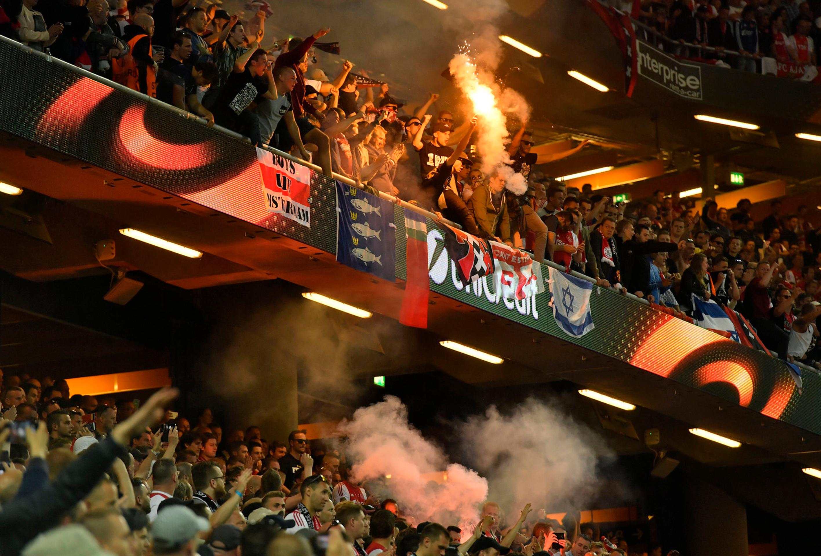 Fanúšikovia Ajaxu mávajú so svetlicami vo finále EL proti ManUtd.