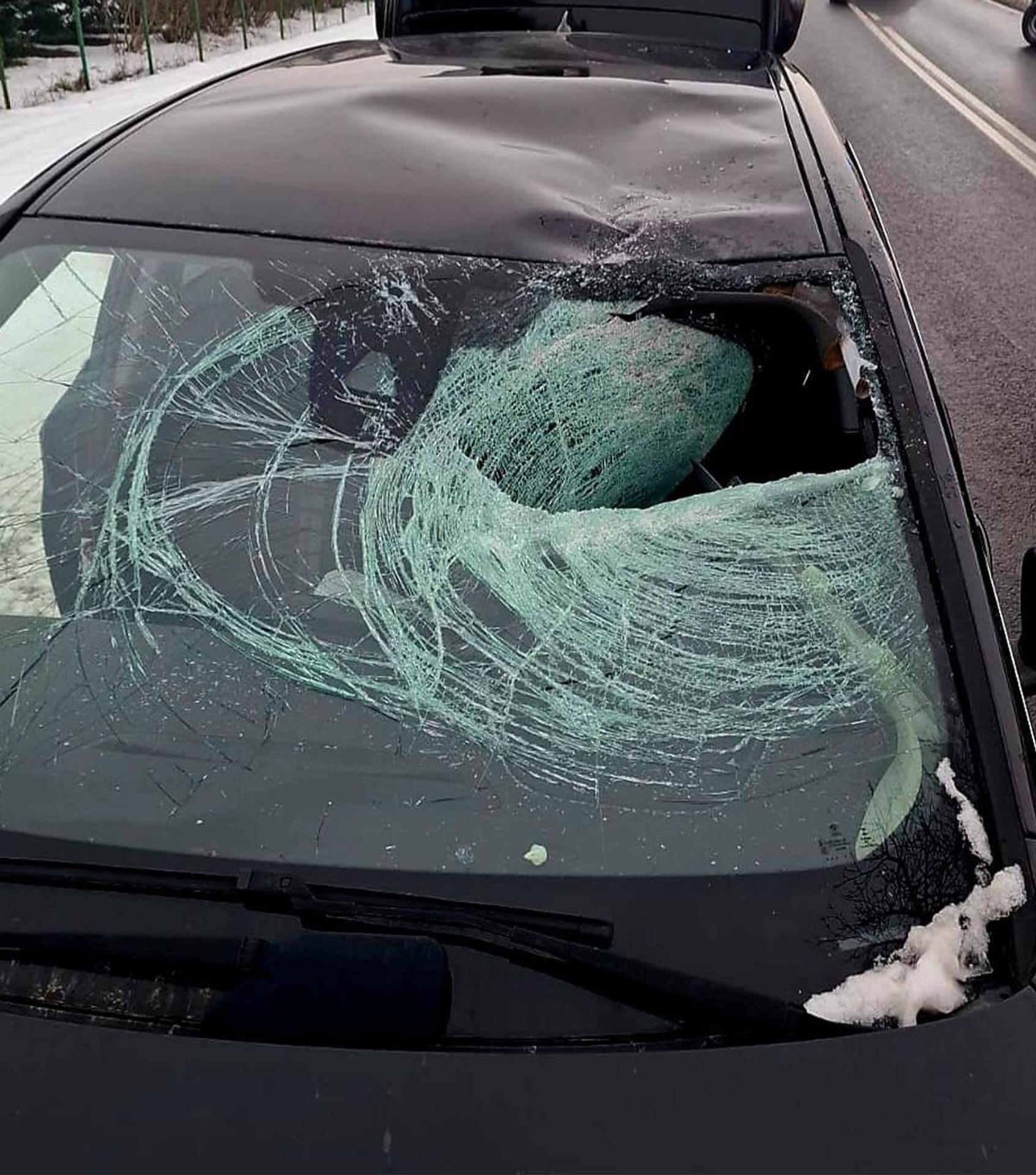 Kus ľadu prerazil čelné sklo.