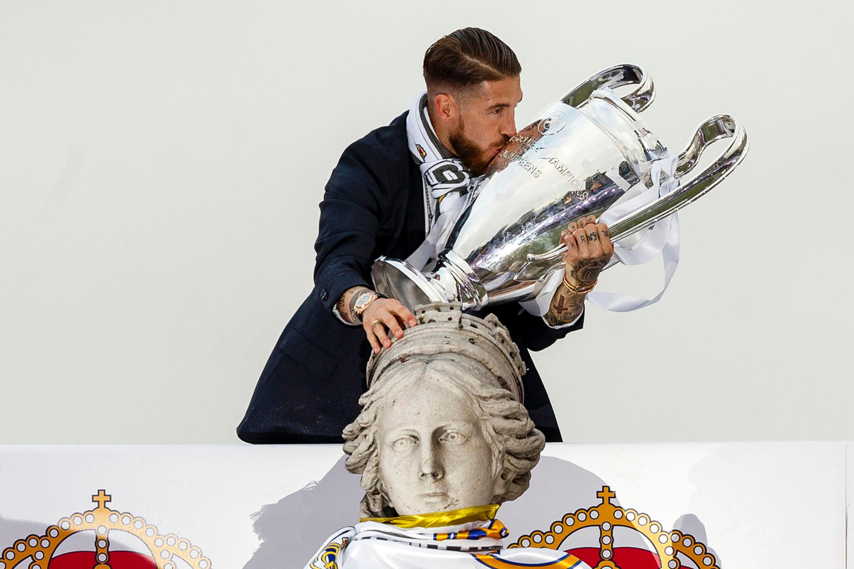 Kapitán Realu Madrid Sergio Ramos bozkáva trofej pre víťaza Ligy majstrov na madridskom námestí Cibeles.