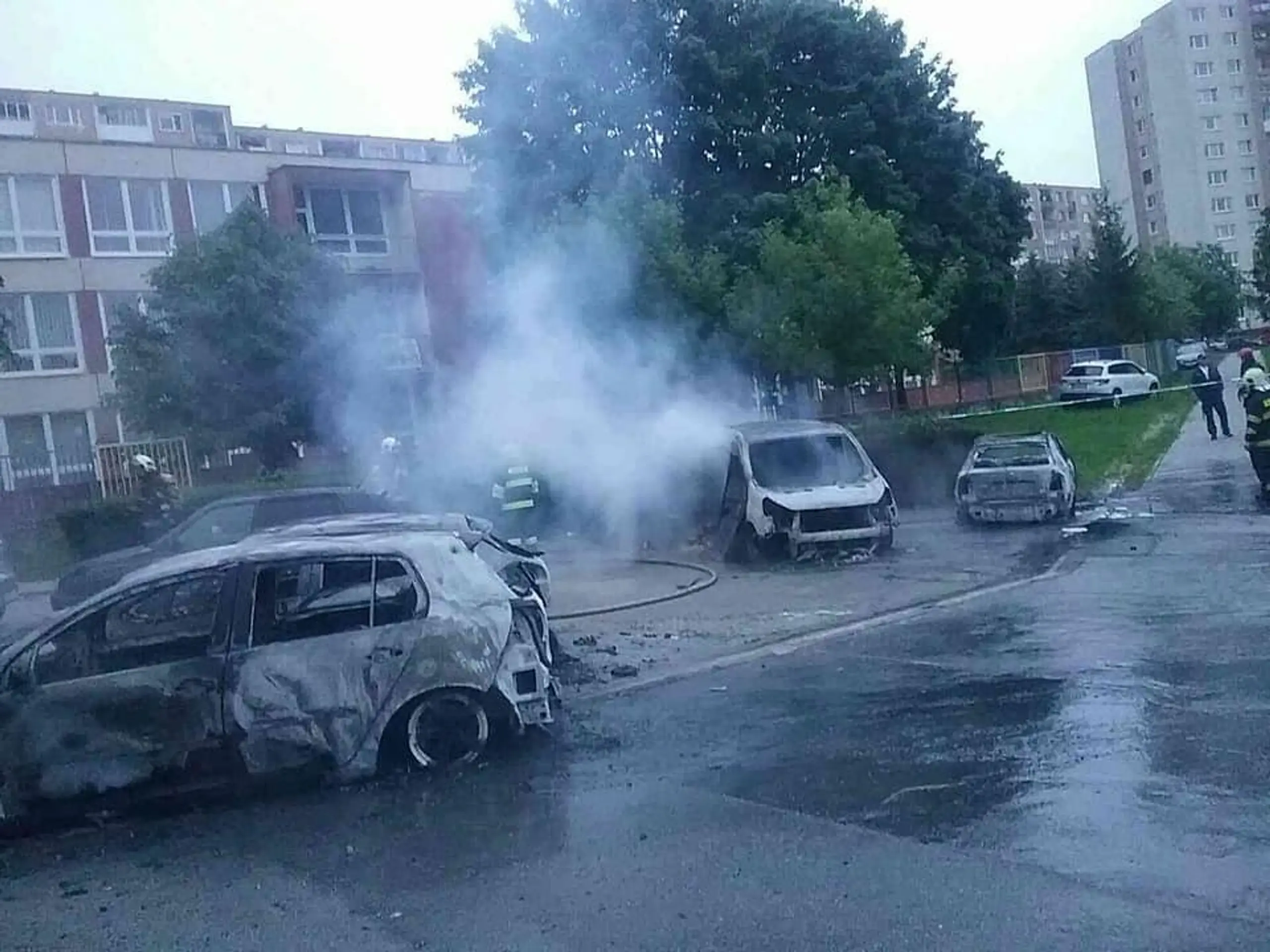 Zhorené autá na košickom Sídlisku Ťahanovce.