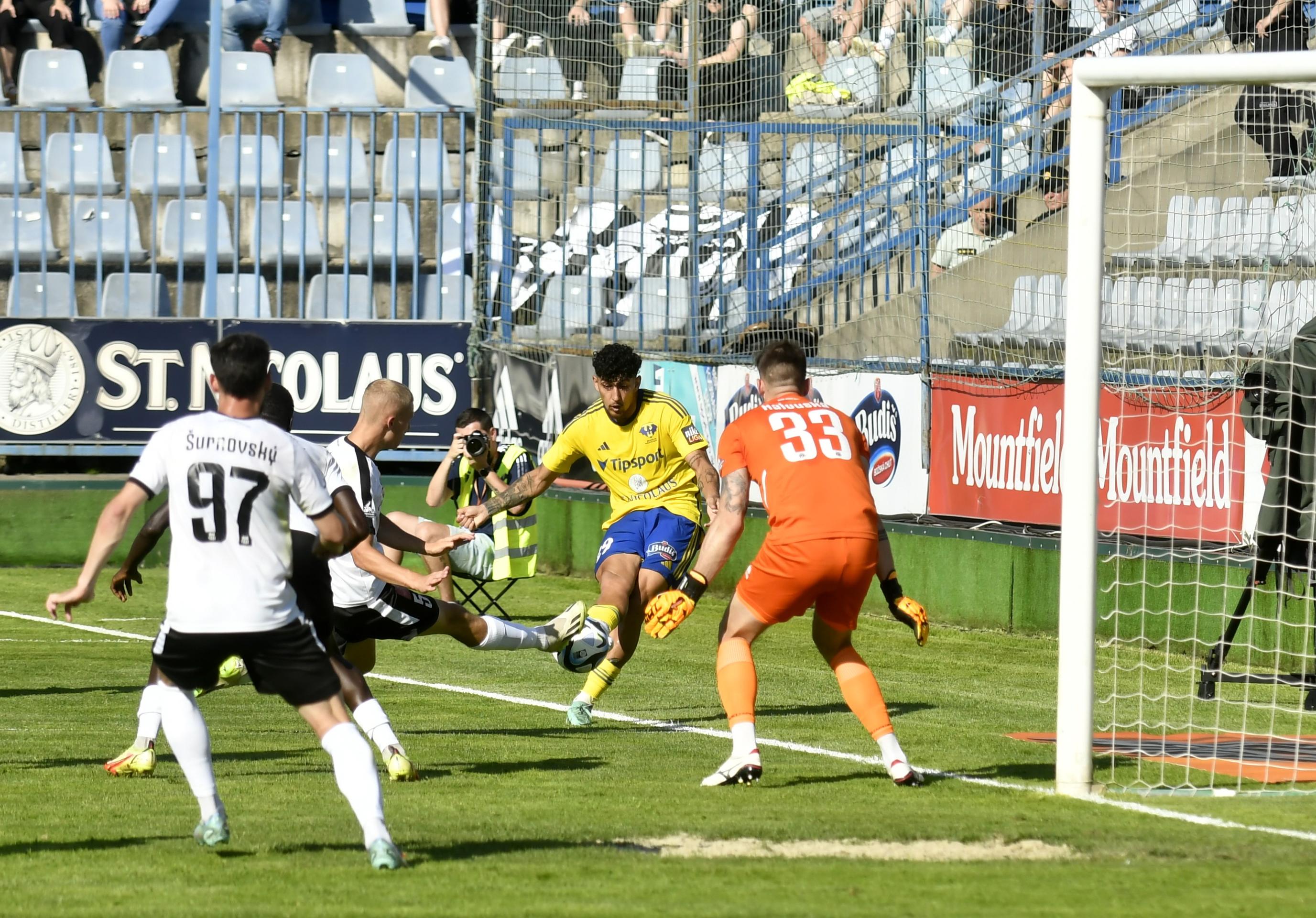 Momentka zo zápasu Michalovce - Petržalka