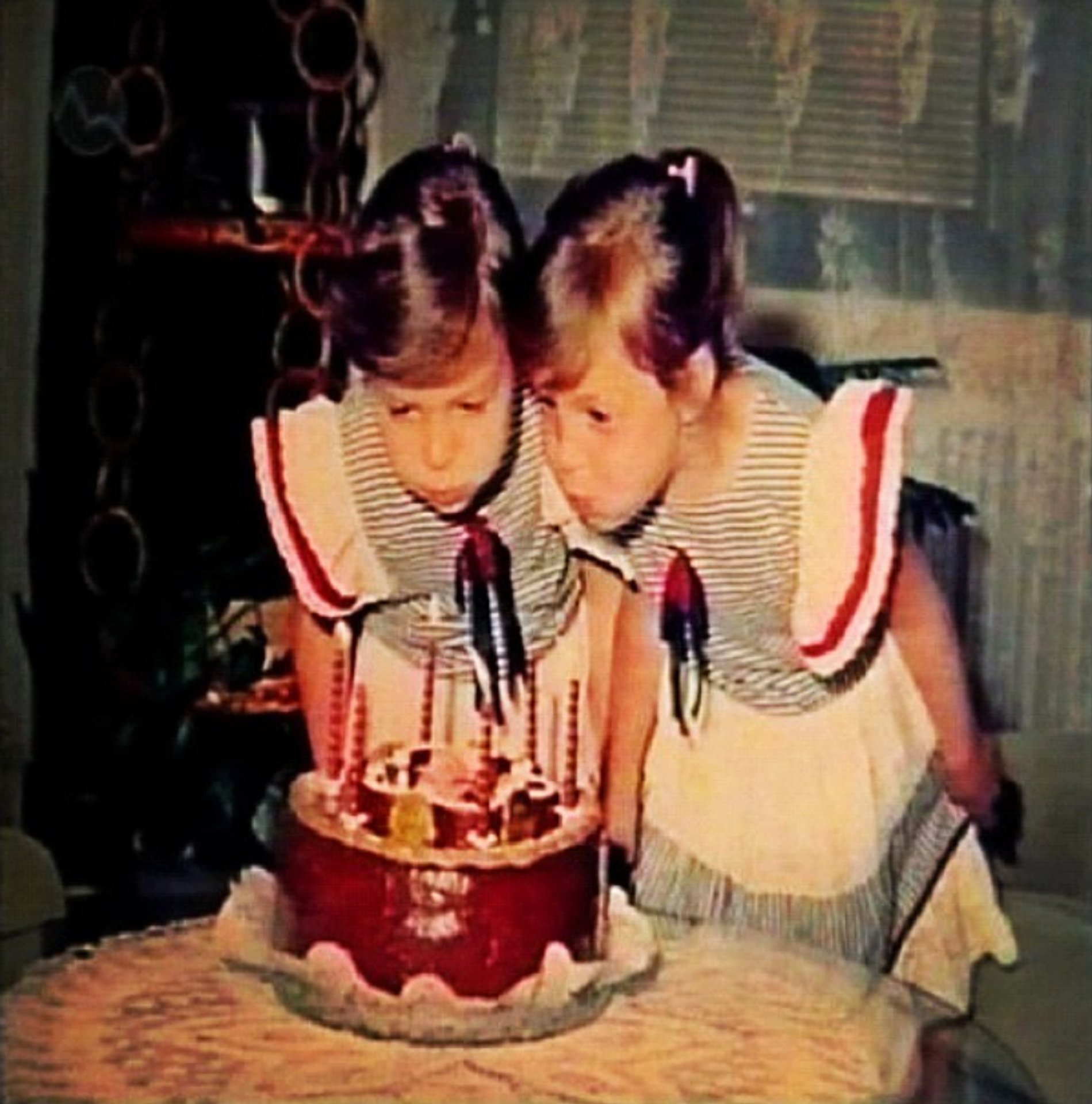 Veronika a Daniela Nízlové s narodeninovou tortou