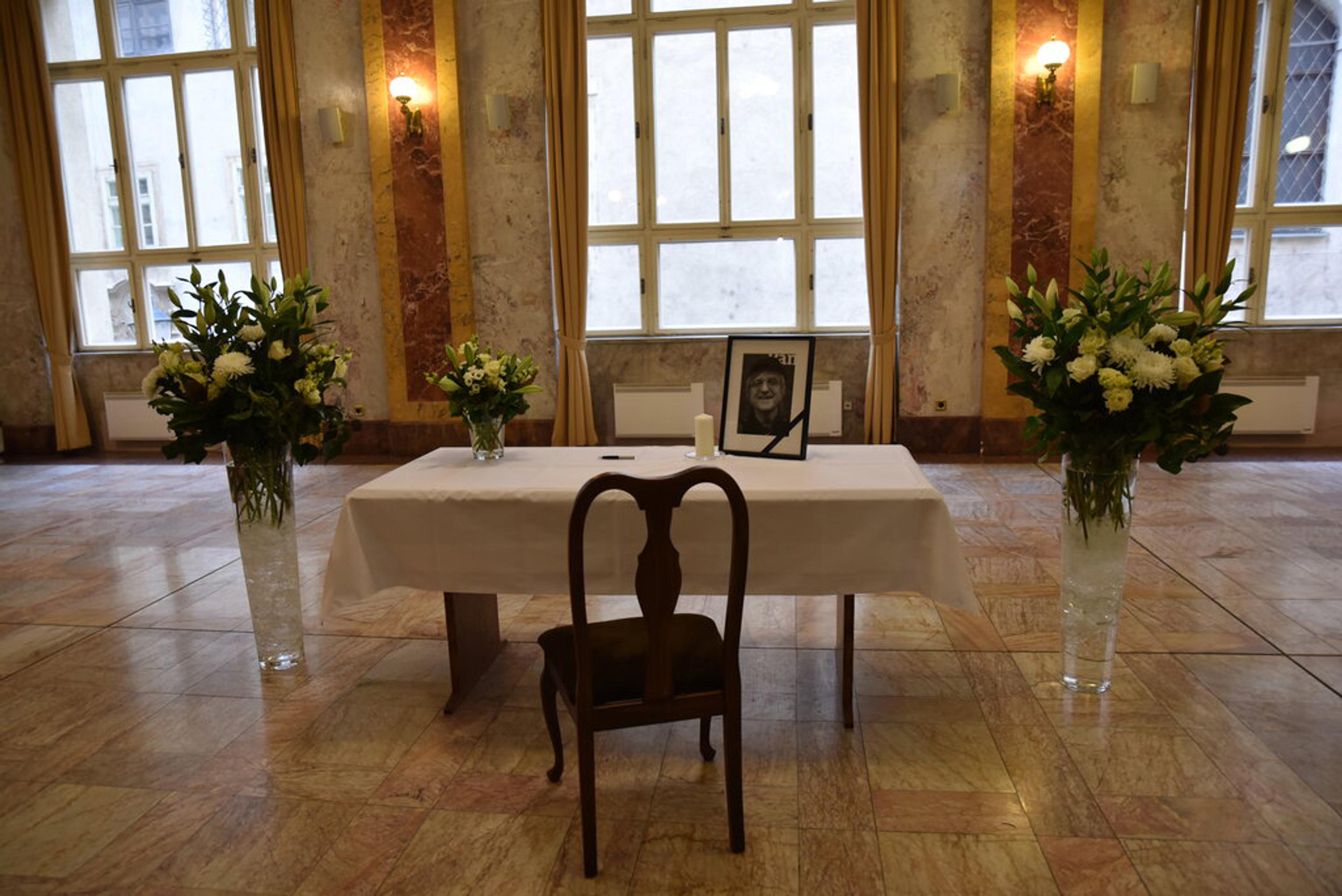 Kondolenčná miestnosť s portrétom Miroslava Žbirku.