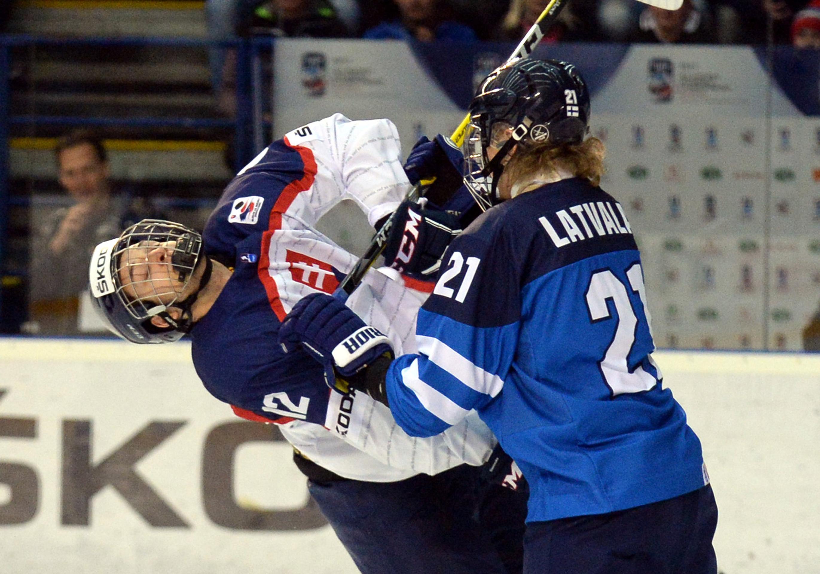 Reprezentant SR do 18 rokov Filip Krivošík (vľavo) v súboji s Fínom Ottom Latvalom na MS.