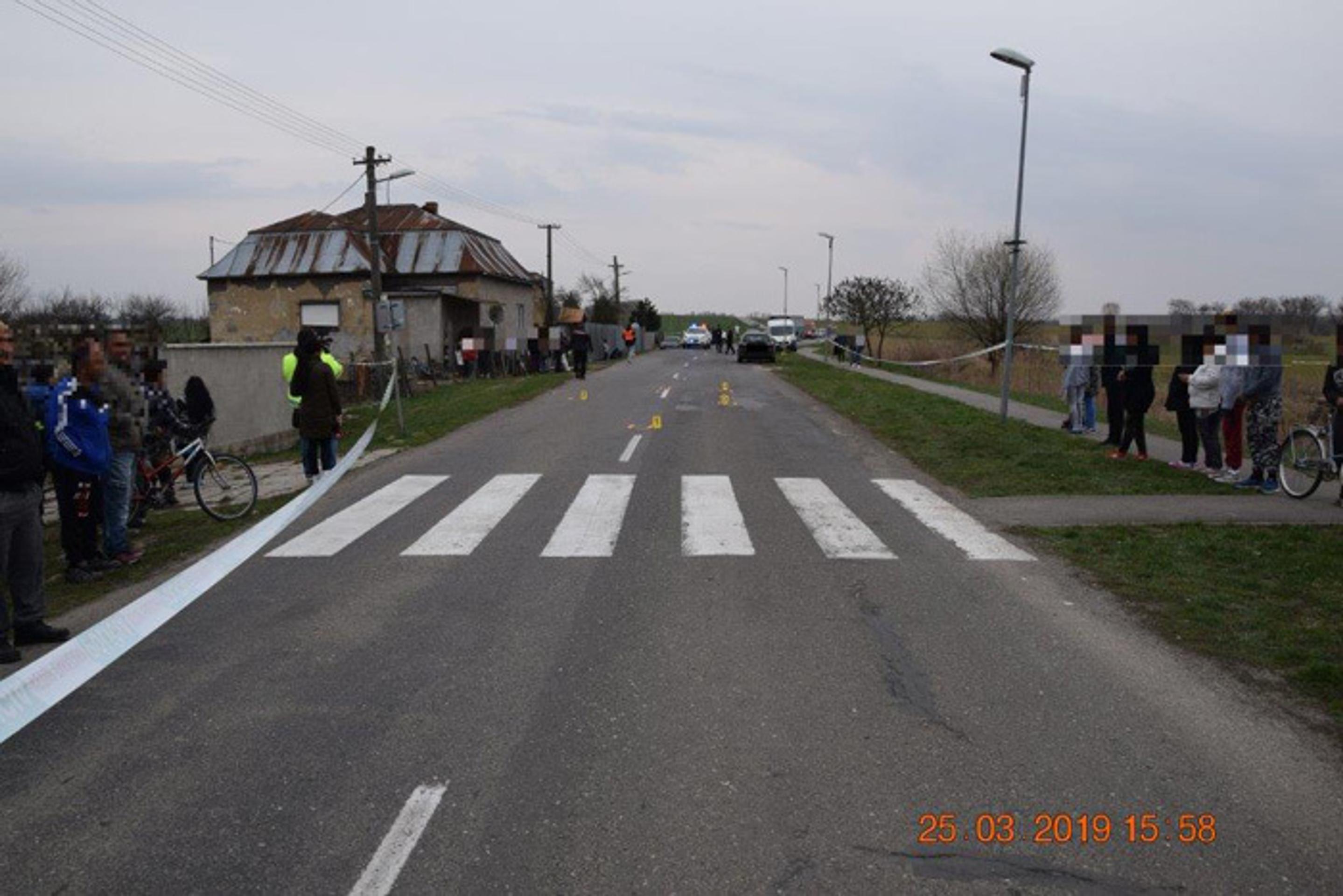 Polícia dokumentuje nehodu v obci Drahňov.