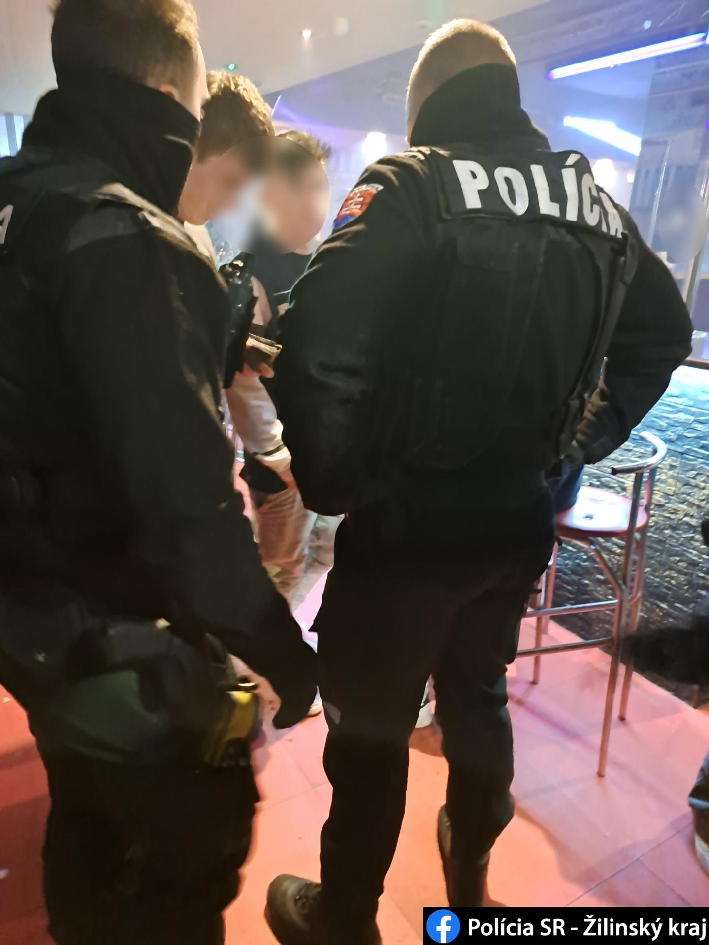 Policajti v Čadci kontrolovali zákaz podávania alkoholu mládeži