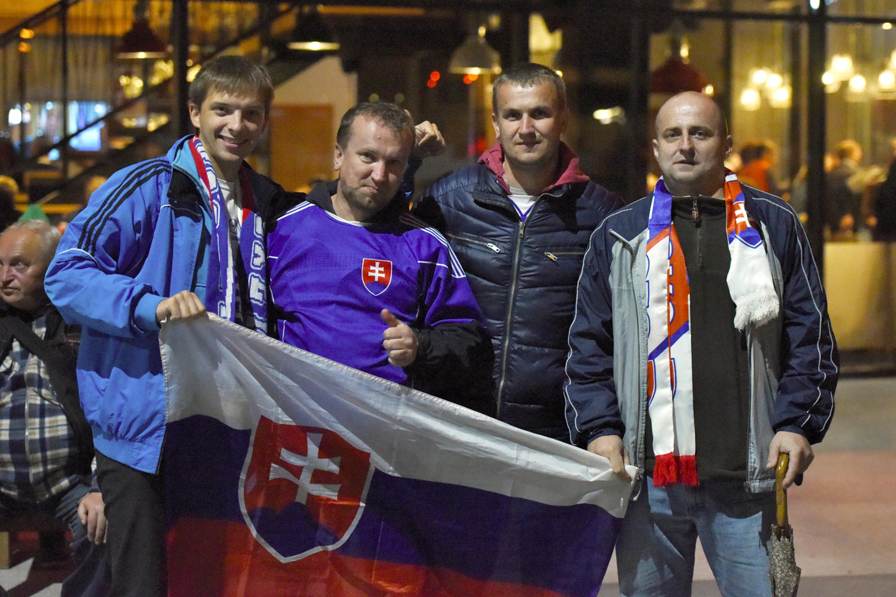 Slovenskí fanúšikovia pózujú počas príchodu na štadión v Trnave pred kvalifikáciou MS 2018 proti Škótsku.