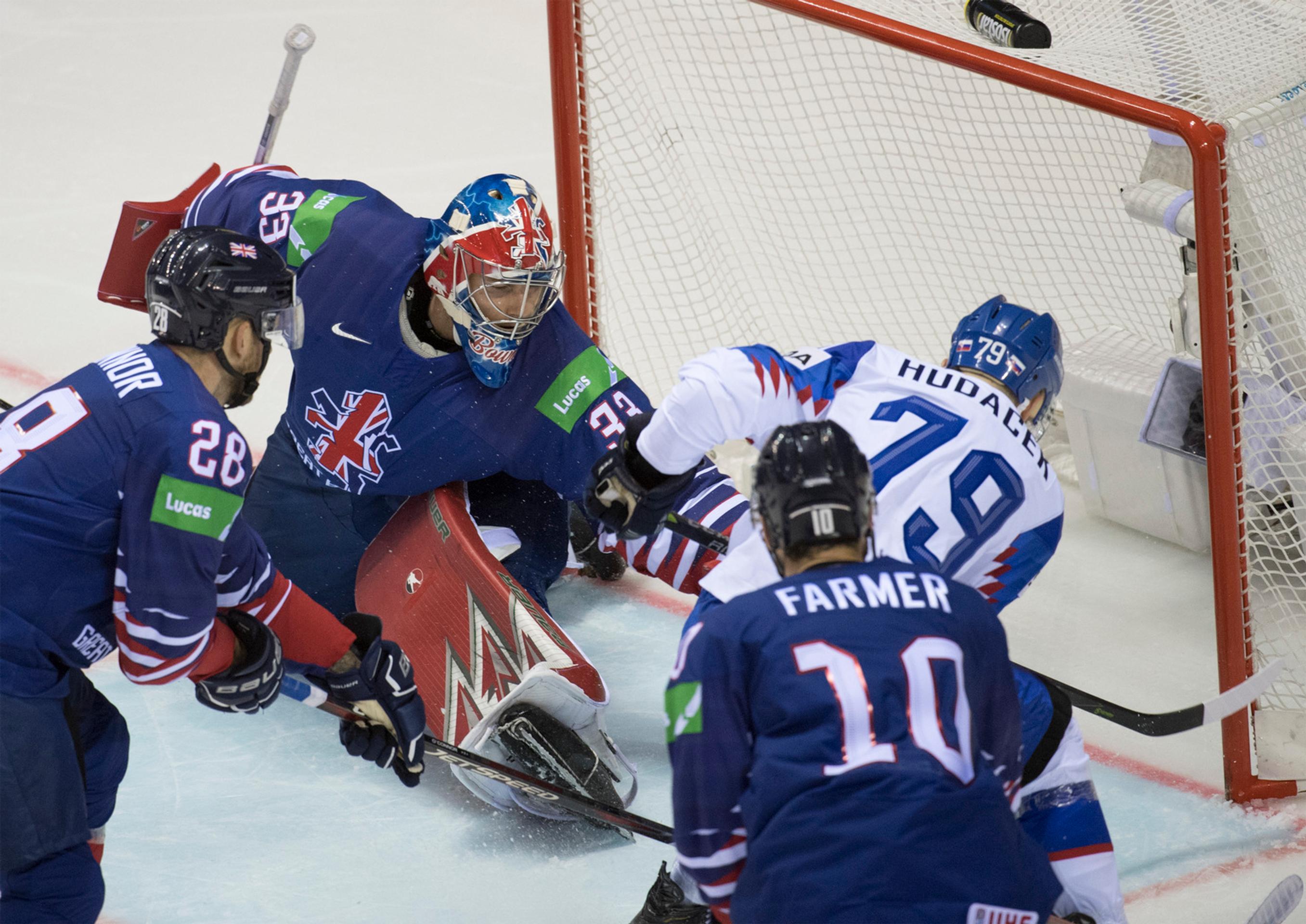 Sprava Adam Liška a Briti Evan Mosey a Jackson Whistle v zápase na MS 2019.