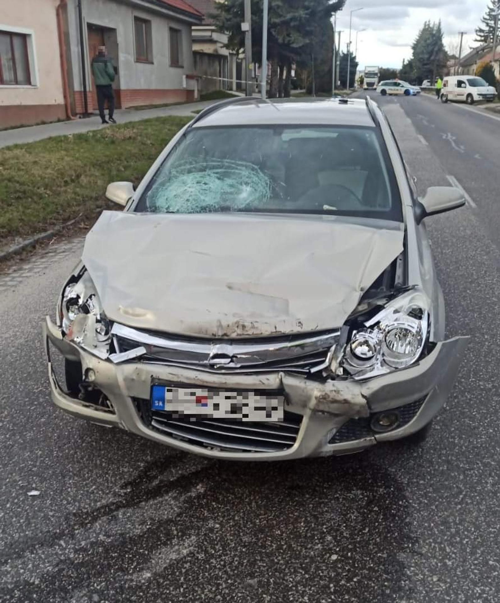 Auto, ktoré vrazilo do ženy.