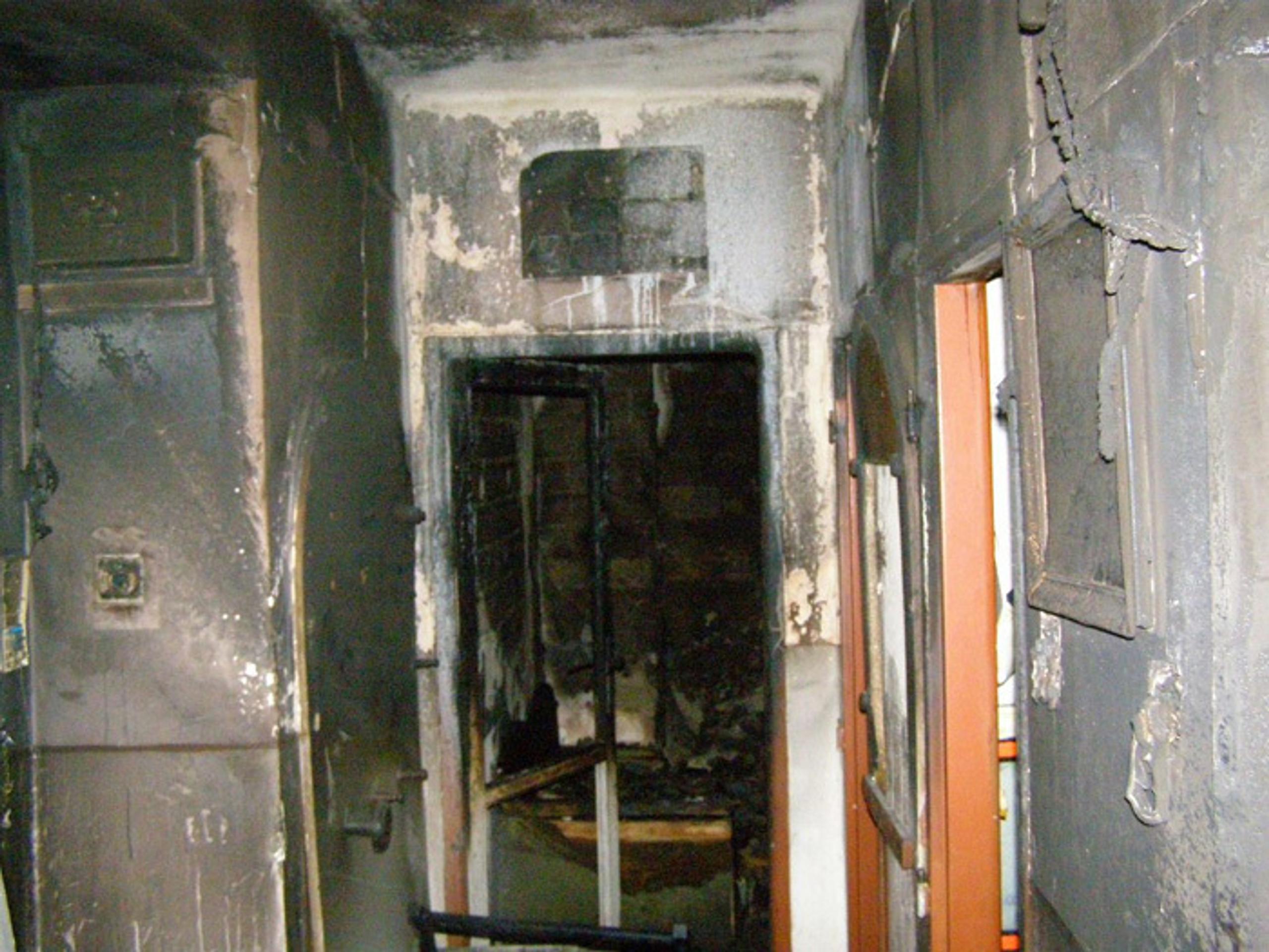 Zhorené dvere v byte v činžiaku na Špačinskej ceste v Trnave.